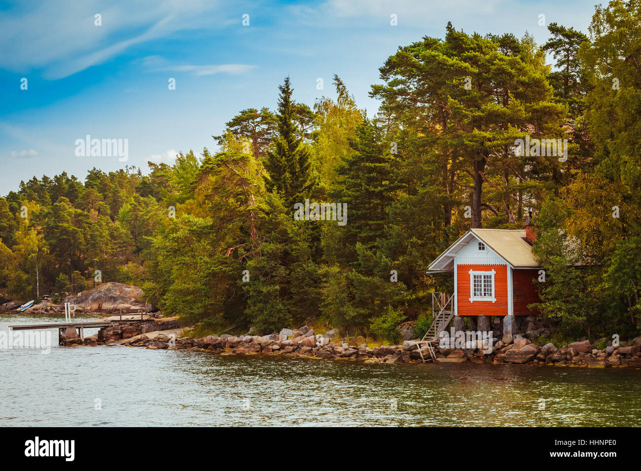 Rosso di legno finlandese Sauna Log Cabin sull isola in autunno Foto Stock