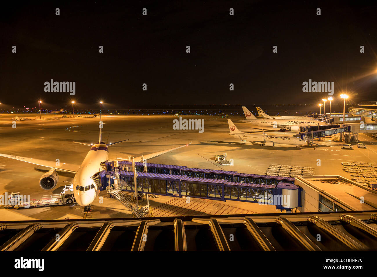 Airport at night immagini e fotografie stock ad alta risoluzione - Alamy