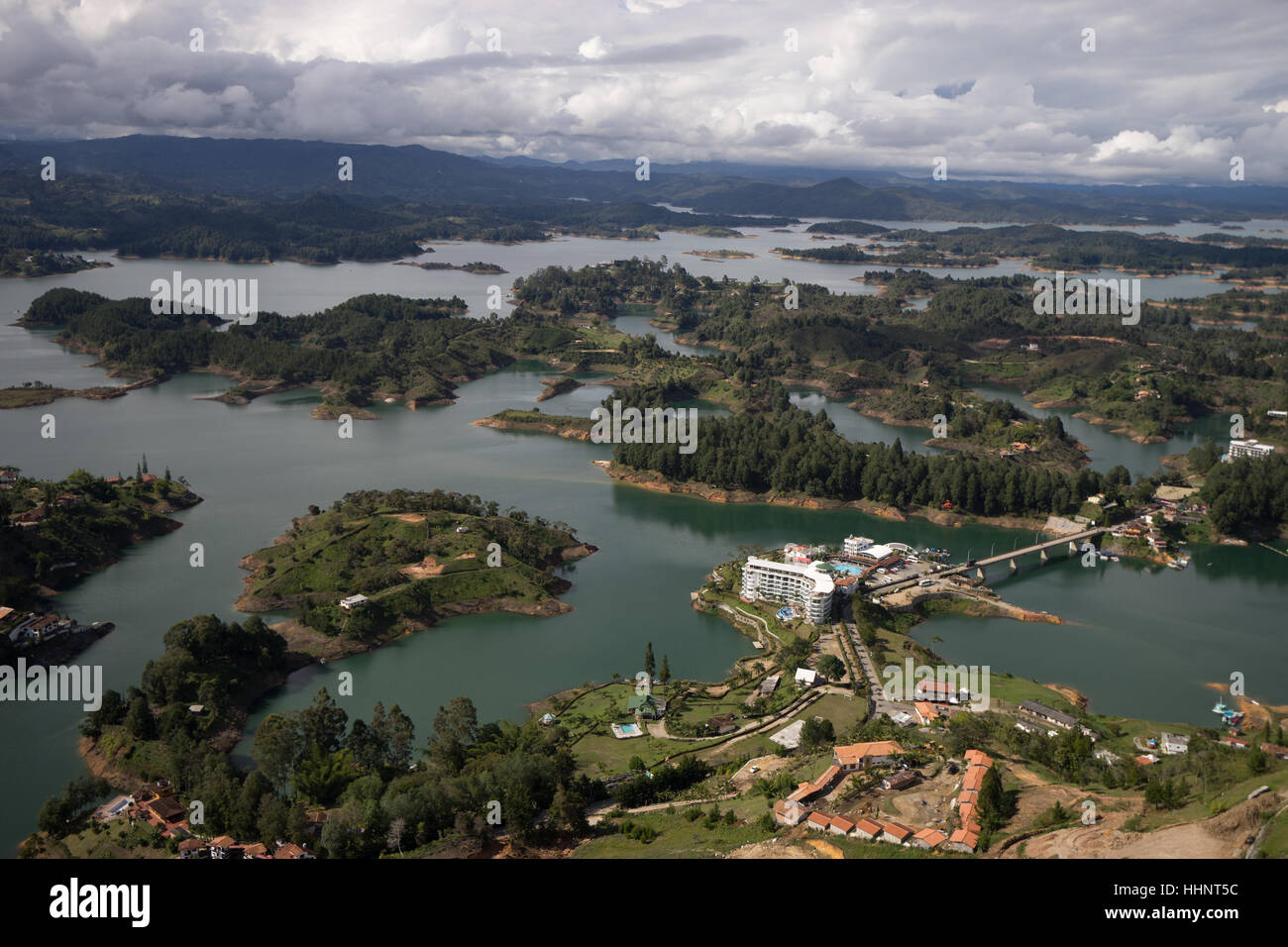 Il lago artificiale in Guatape, Colombia creato isole e sviluppo edilizio Foto Stock