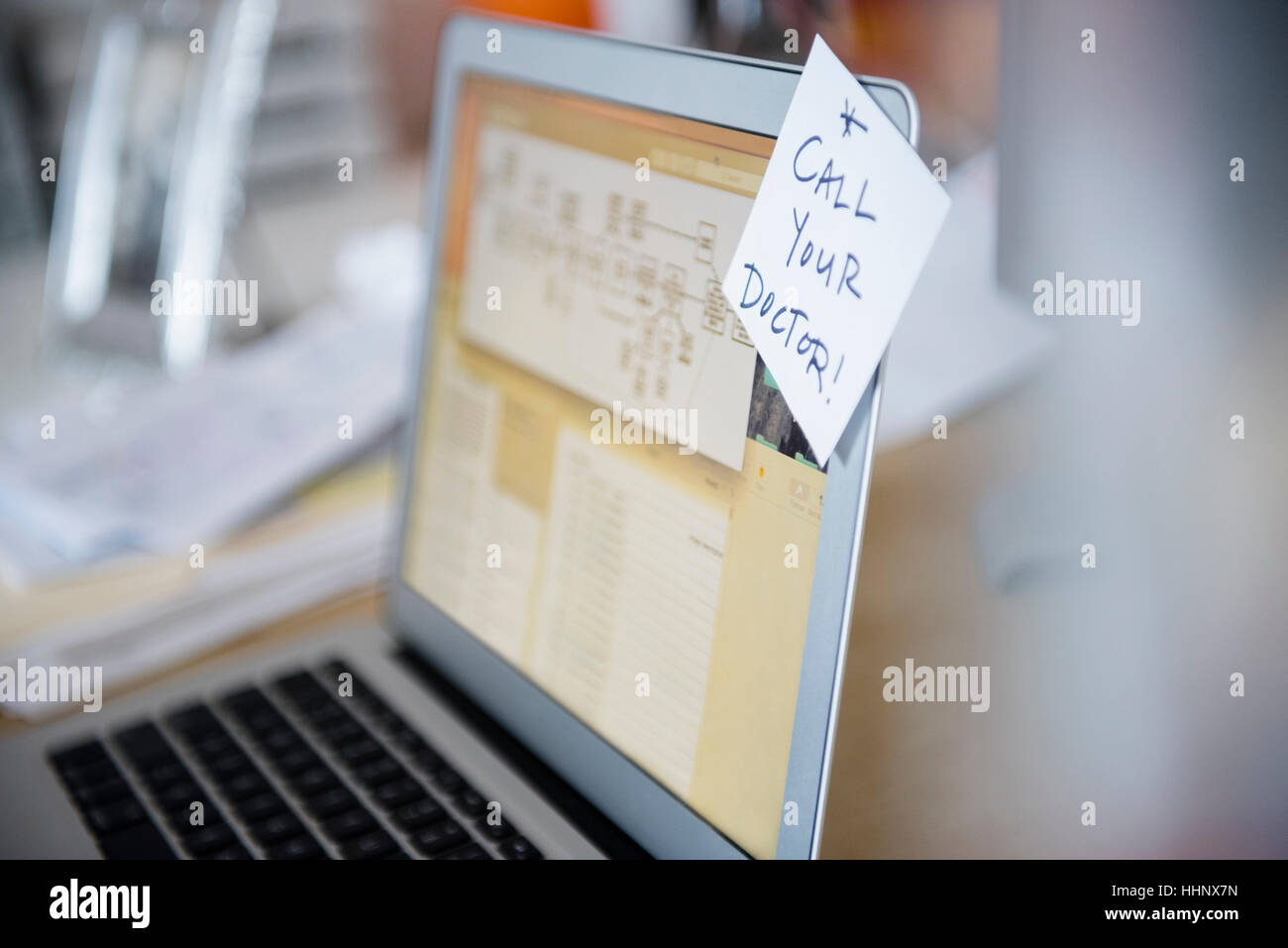 Promemoria sulla nota di adesivo attaccato al computer portatile Foto Stock