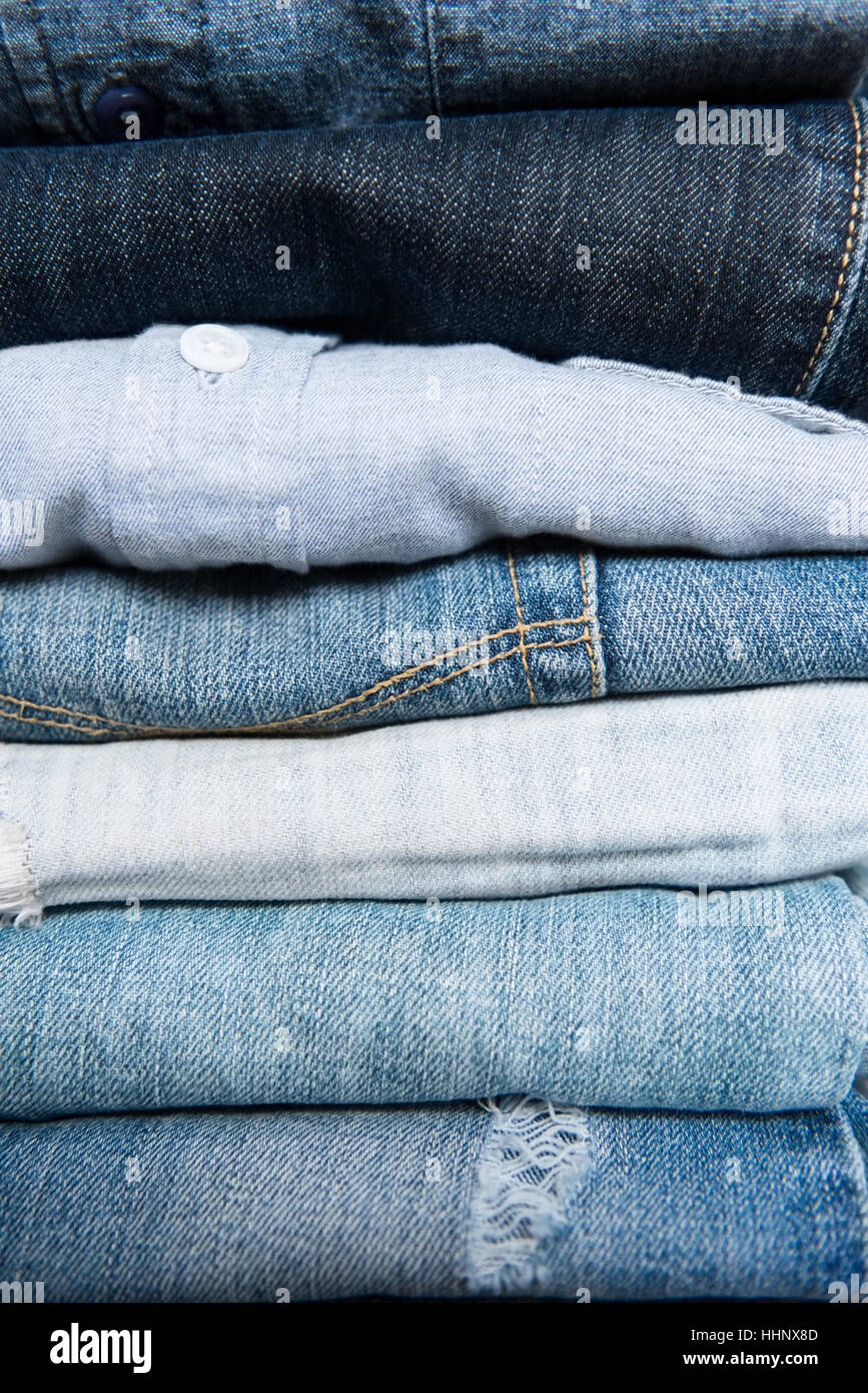 Pila di fogli piegati jeans blu Foto Stock