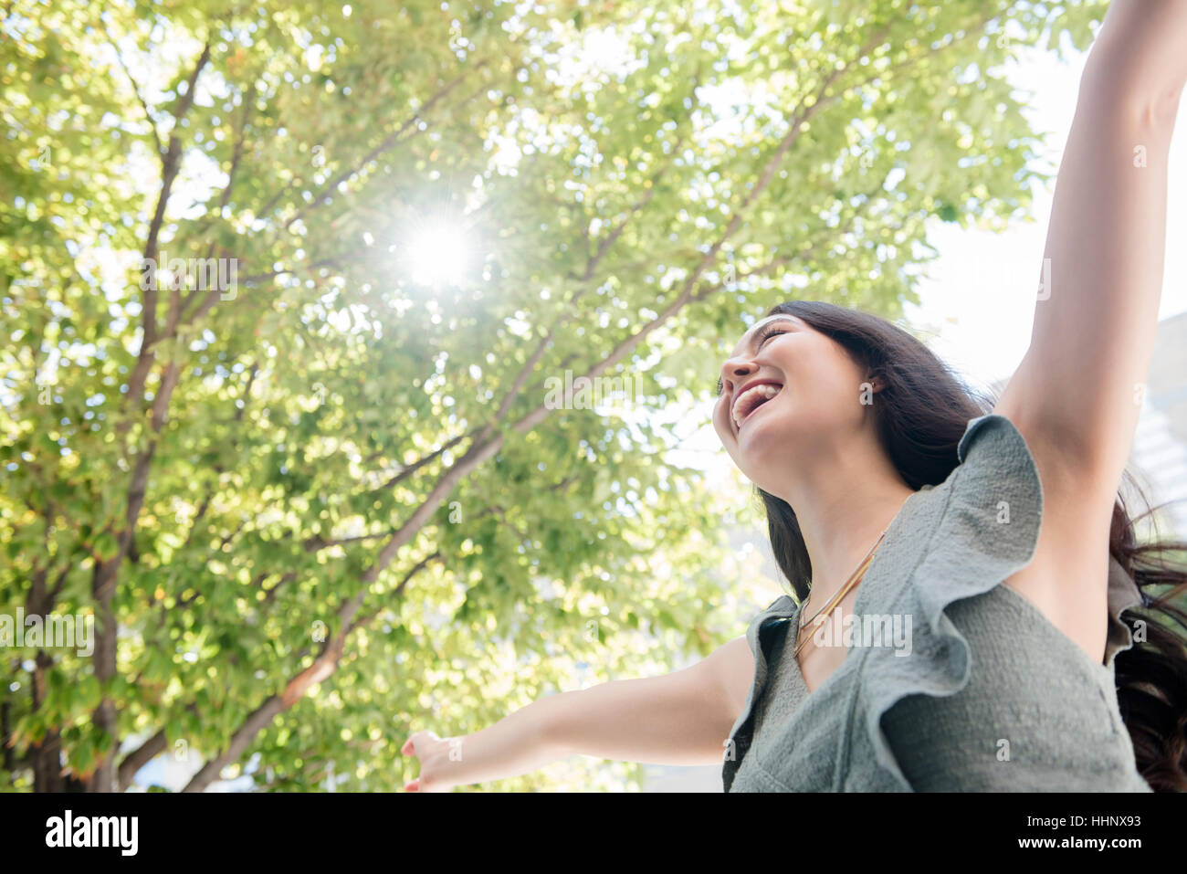 Donna Thai celebra sotto agli alberi Foto Stock