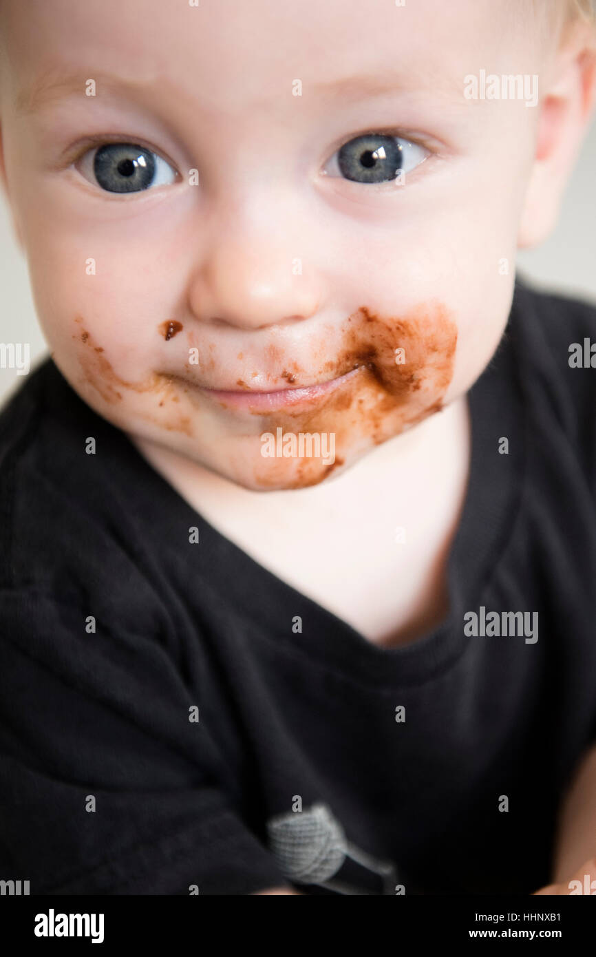 Caucasian baby boy con faccia sporchi Foto Stock