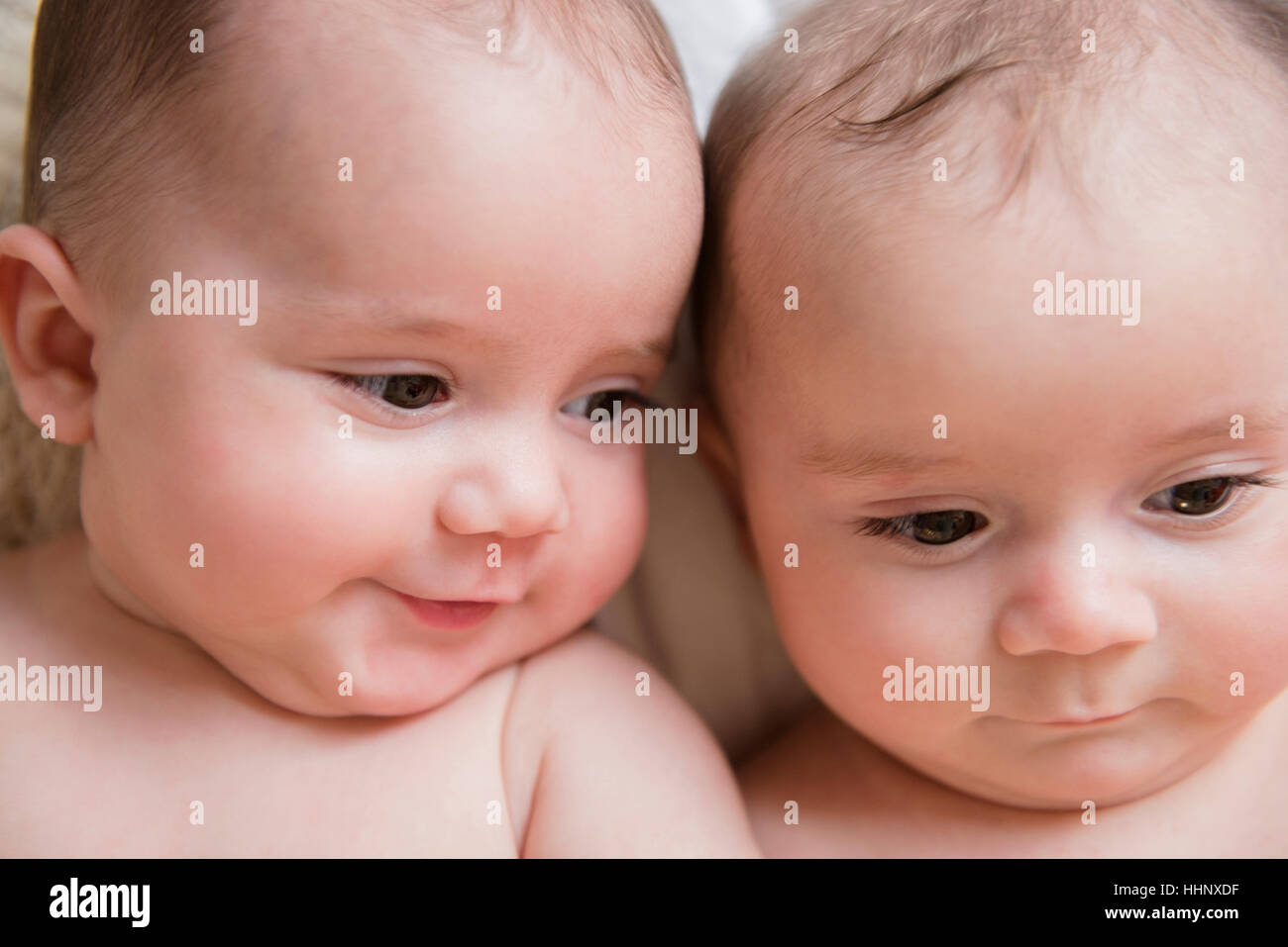 I volti di soggetti di razza caucasica twin baby ragazze Foto Stock