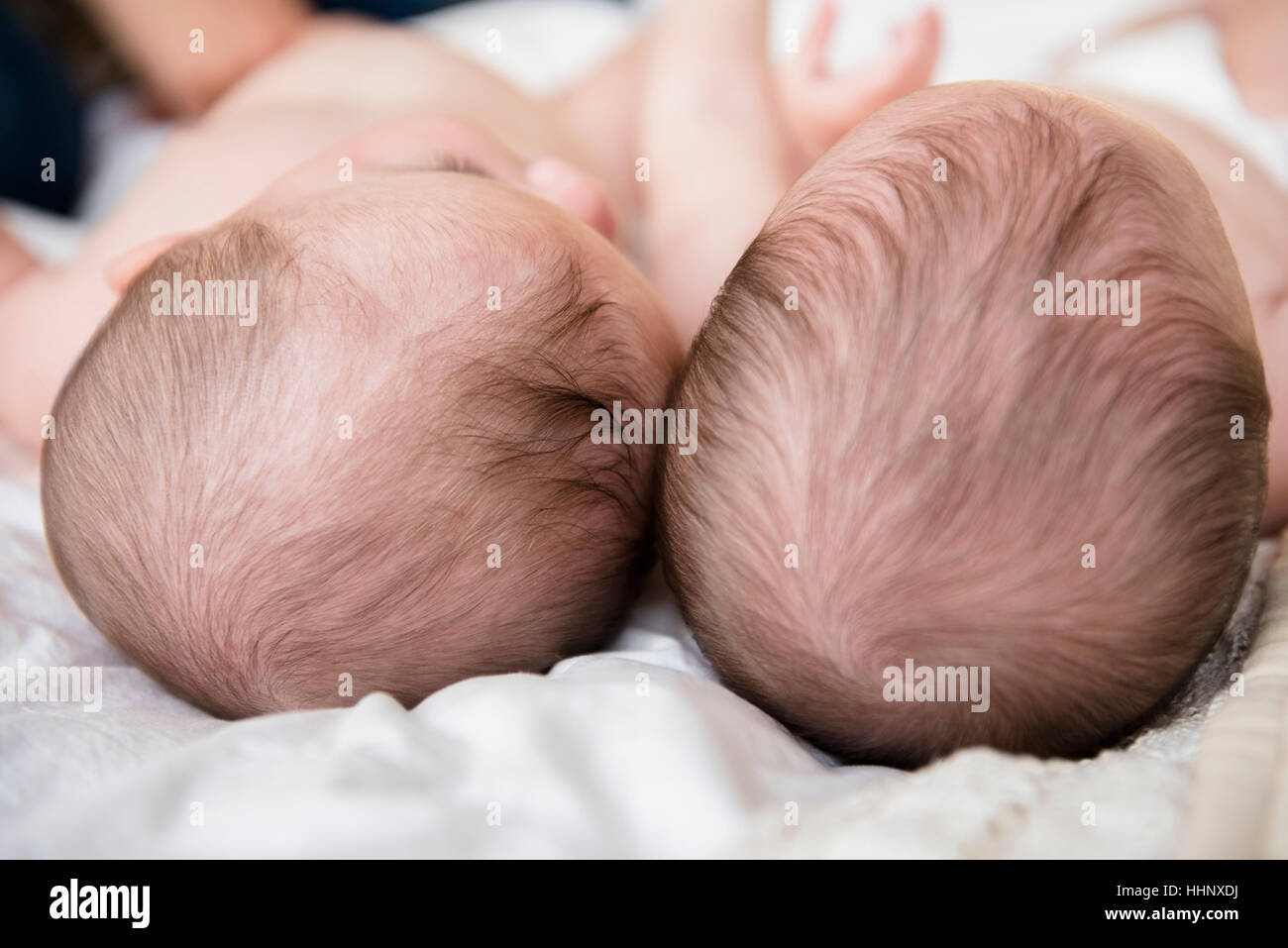 In alto di capi di soggetti di razza caucasica twin baby ragazze Foto Stock