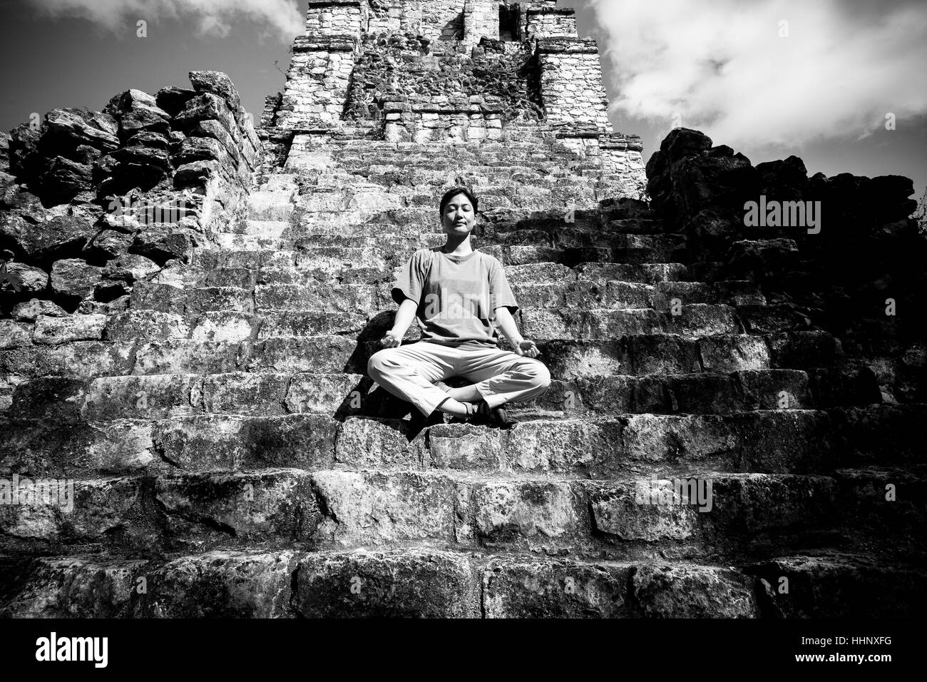 Donna Giapponese meditando sulle scale che conducono al tempio Foto Stock