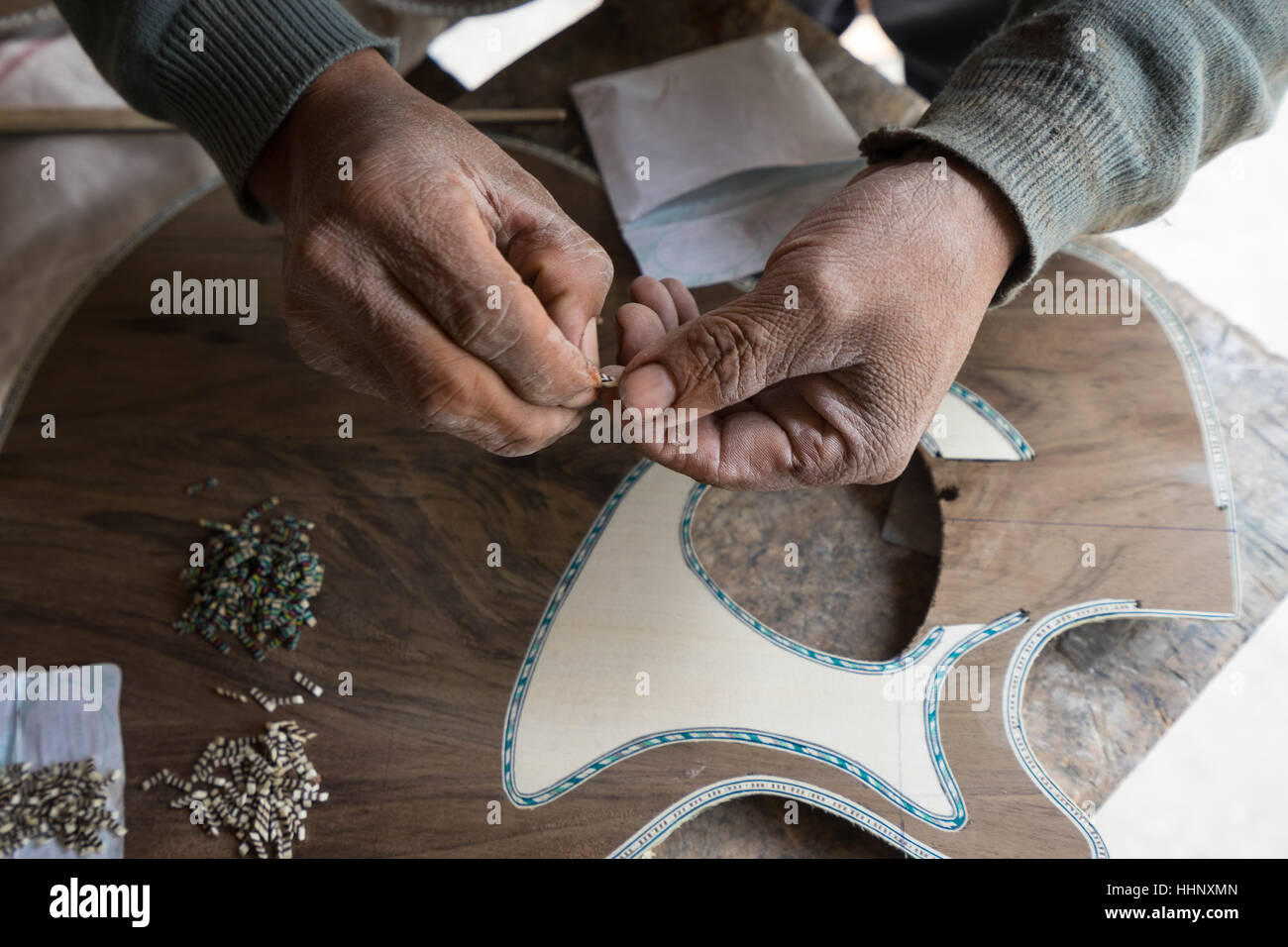 Liutaio lavorando per rendere una chitarra artigianale, San Bartolome, Ecuador, Sud America Foto Stock