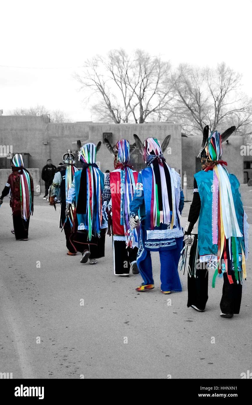 Danzatori indigeni indossando abiti tradizionali Foto Stock