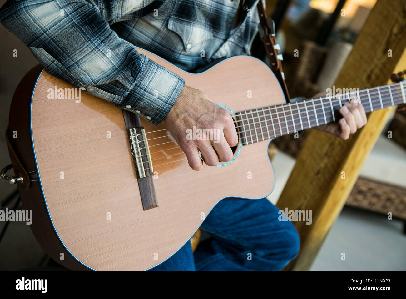 Persona uomo che suona la chitarra immagini e fotografie stock ad alta