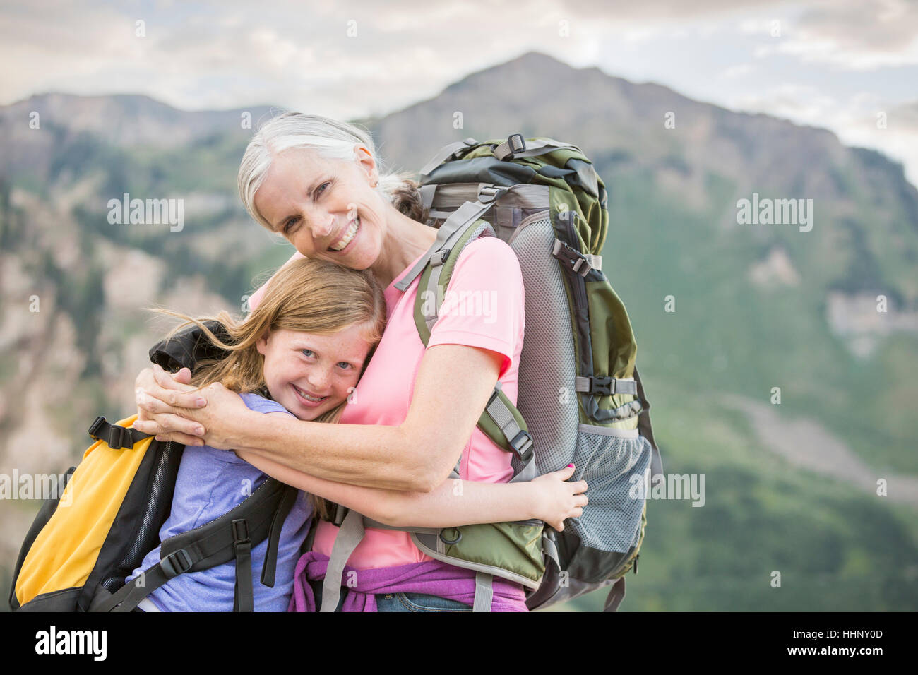 Nonna caucasica abbracciando la nipote sulla montagna Foto Stock