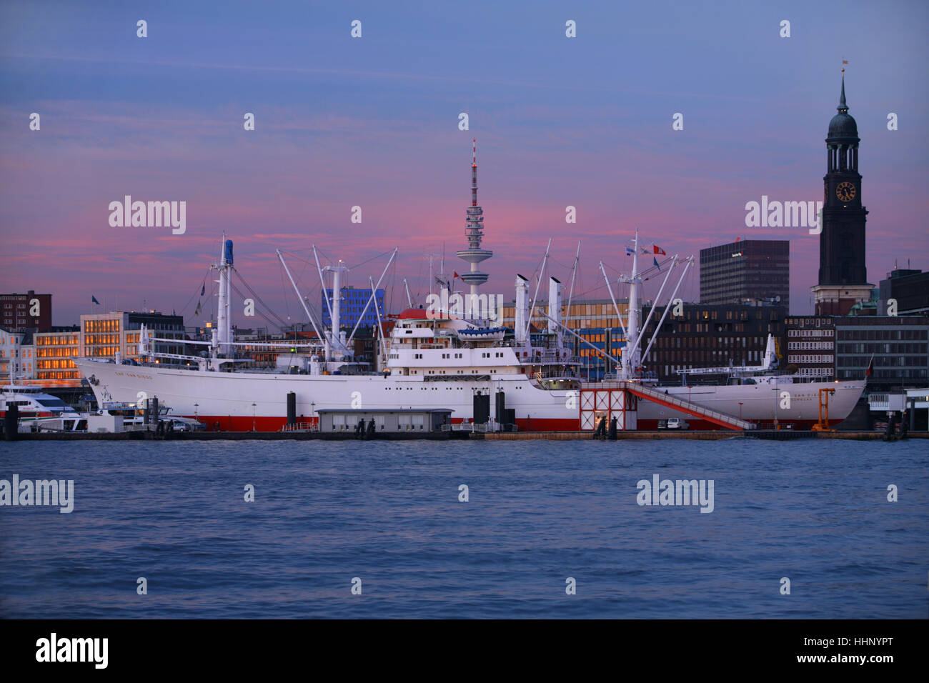Fiume Elba nel porto di Amburgo, Germania; con nave museo / freighter 'Cap San Diego', la torre della TV, chiesa di San Michele (St. Michaelis) Foto Stock