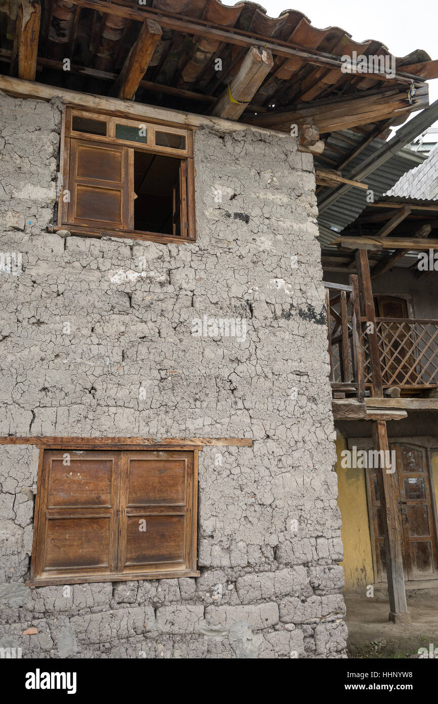Rustico argilla coloniale adobe dettagli casa in Sigsig Ecuador Foto Stock