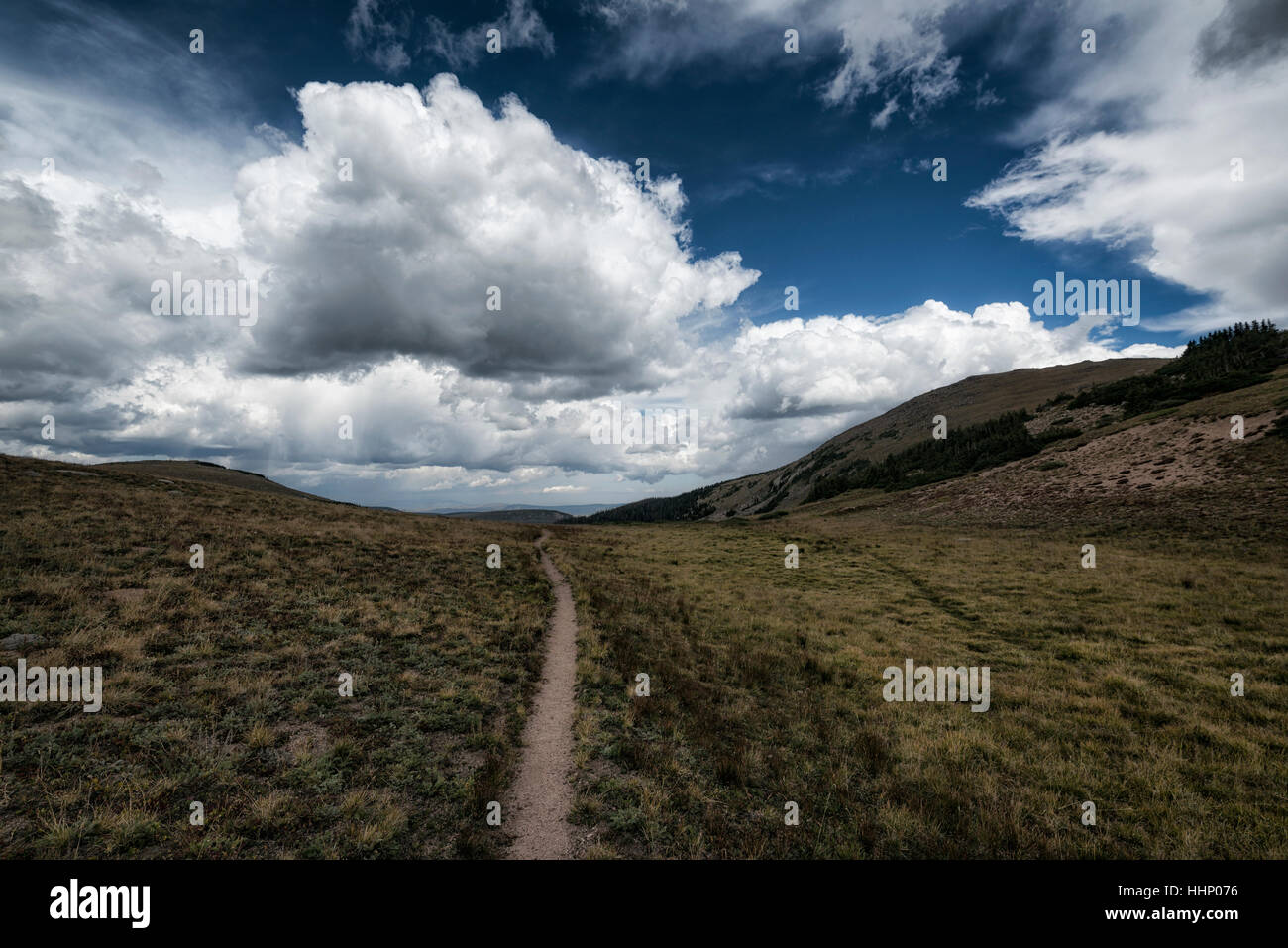 Nuvole sopra il sentiero nel paesaggio di laminazione Foto Stock