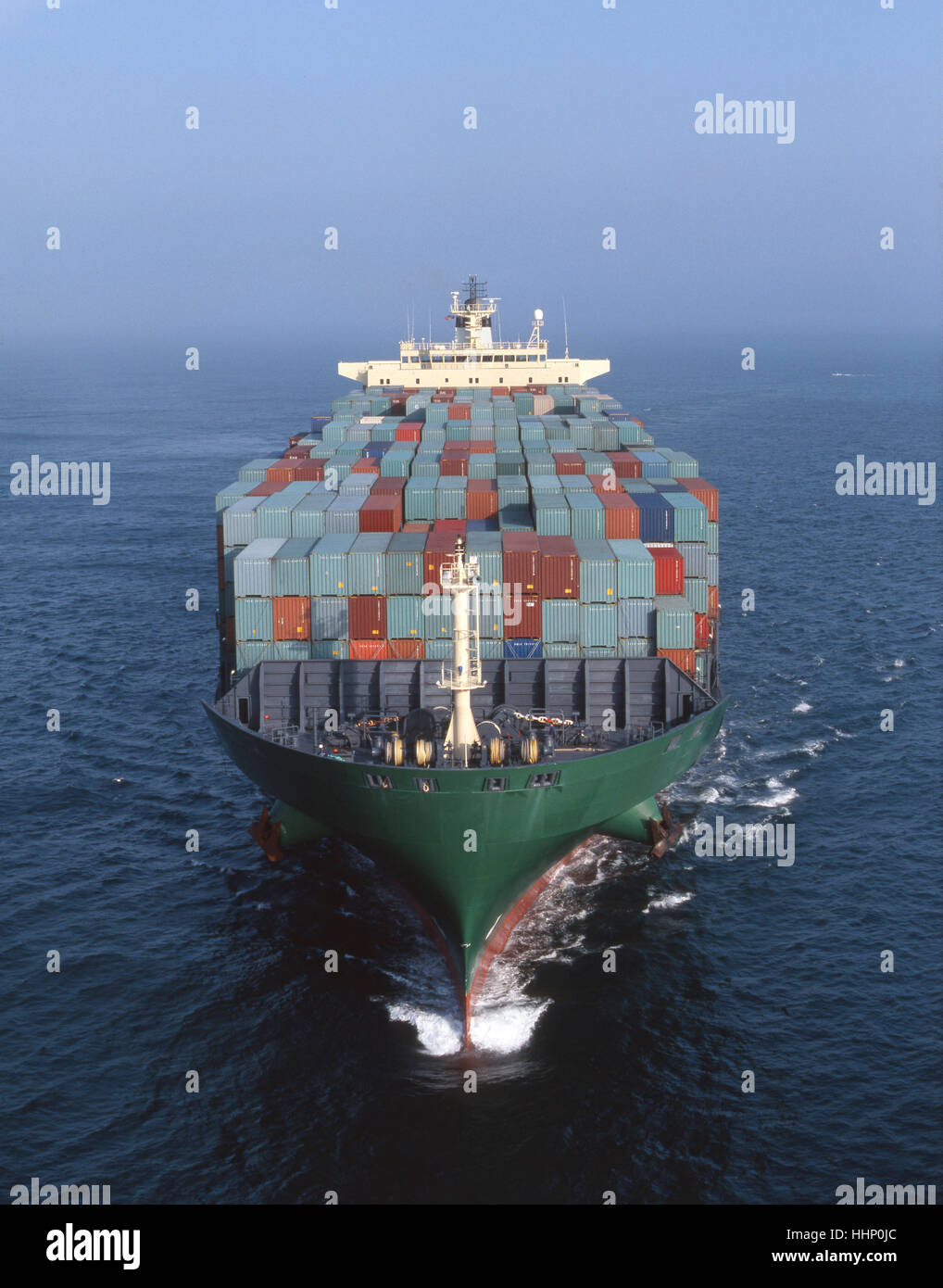 Contenitori di carico sul cargo in ocean Foto Stock