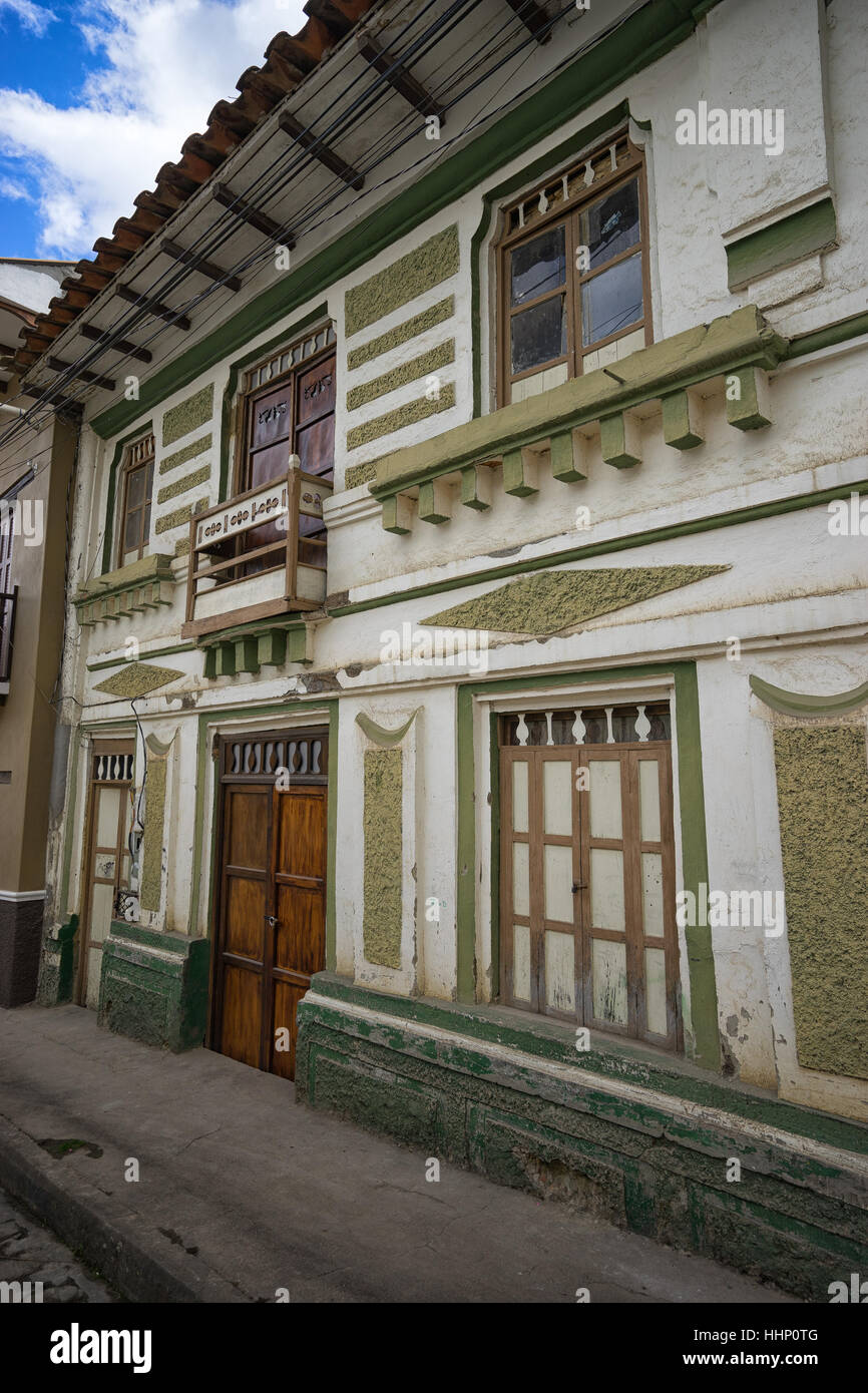Rustico edificio coloniale nel piccolo indigeni città di montagna Sigsig Ecuador Foto Stock