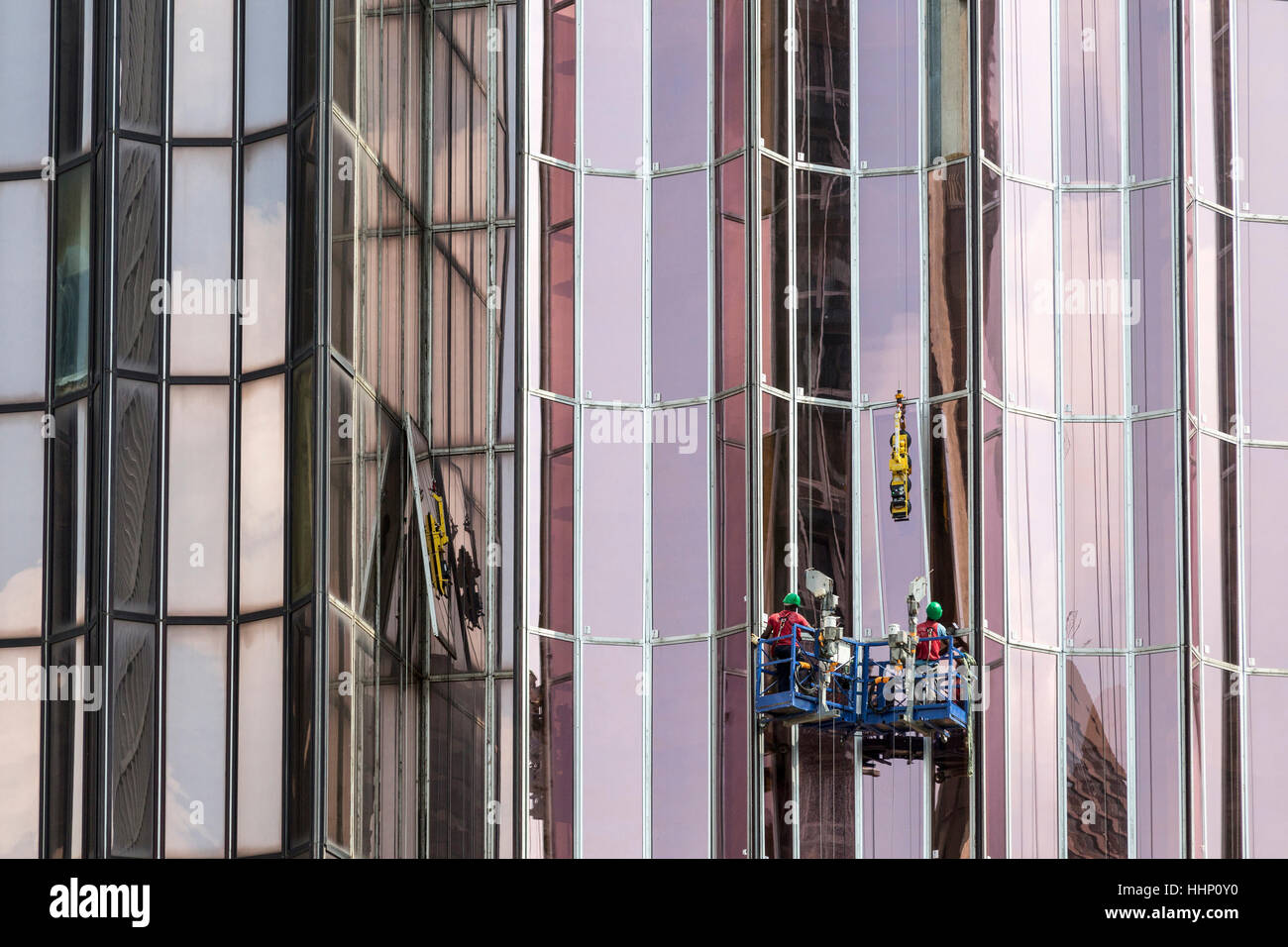 Gli uomini di lavaggio su windows grattacielo Foto Stock