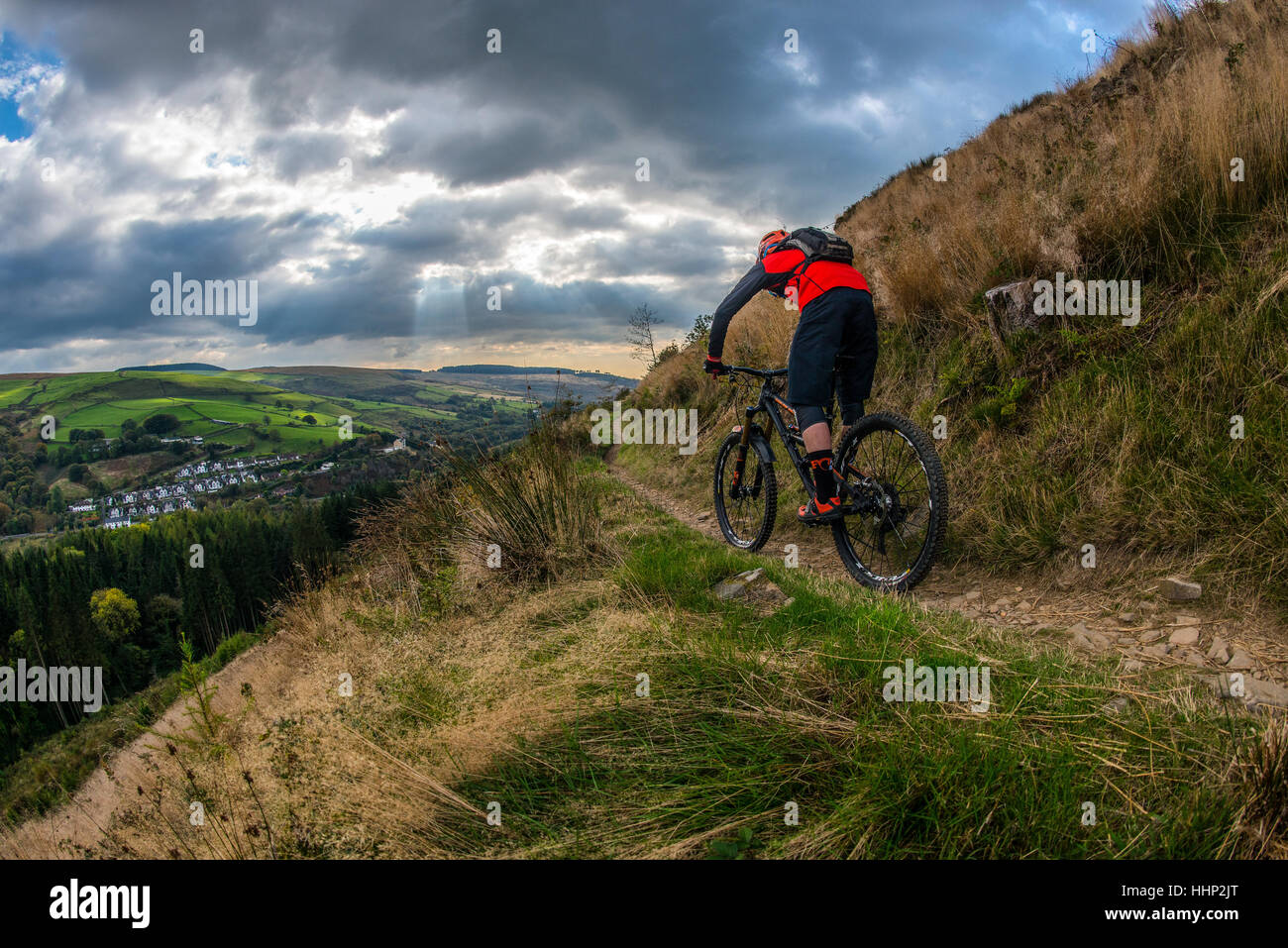 Un maschio di mountain biker cavalca un sentiero Glyncorrwg nel Afan Valley in Galles del Sud. Foto Stock