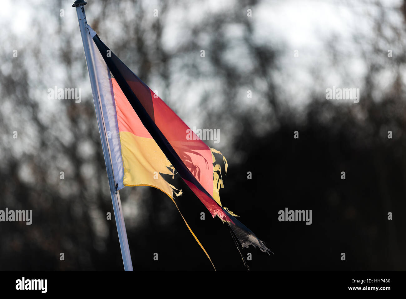 Bandiera della Germania, bandiera della Germania, lacerata, rotti. Simbolo, simbolico, alimentazione, stato di crisi. Crisi di potenza, nero oro rosso, G Foto Stock
