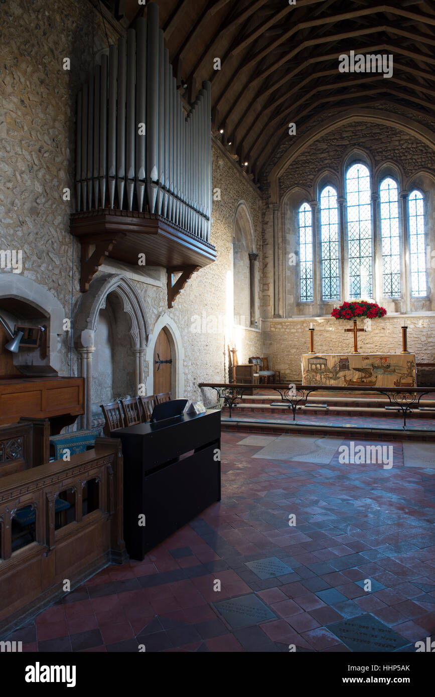 L'altare e organo nella navata della chiesa della Santa Trinità, Bosham, West Sussex, in Inghilterra Foto Stock