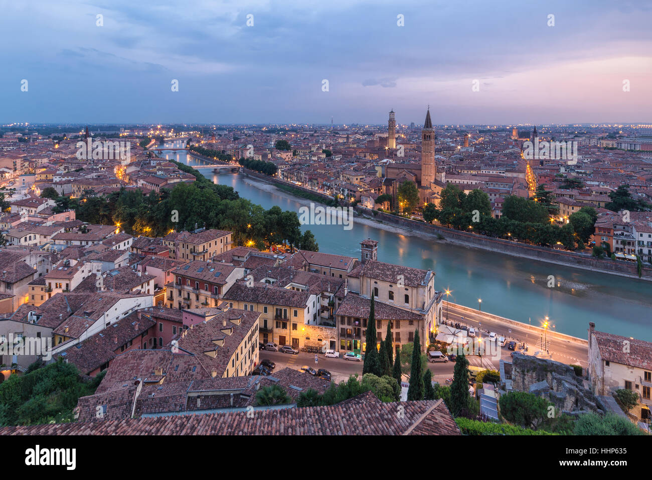 Vista di Verona al crepuscolo da Castel San Pietro Foto Stock