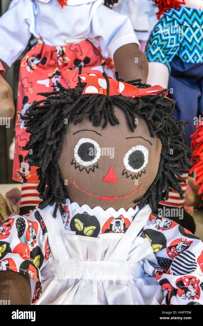 Carino unico di un tipo Raggedy Anne bambola con volto bruno & breve ricci fatti da African American Artisan per Sabato mercato di artigianato Valle Verde AZ Foto Stock