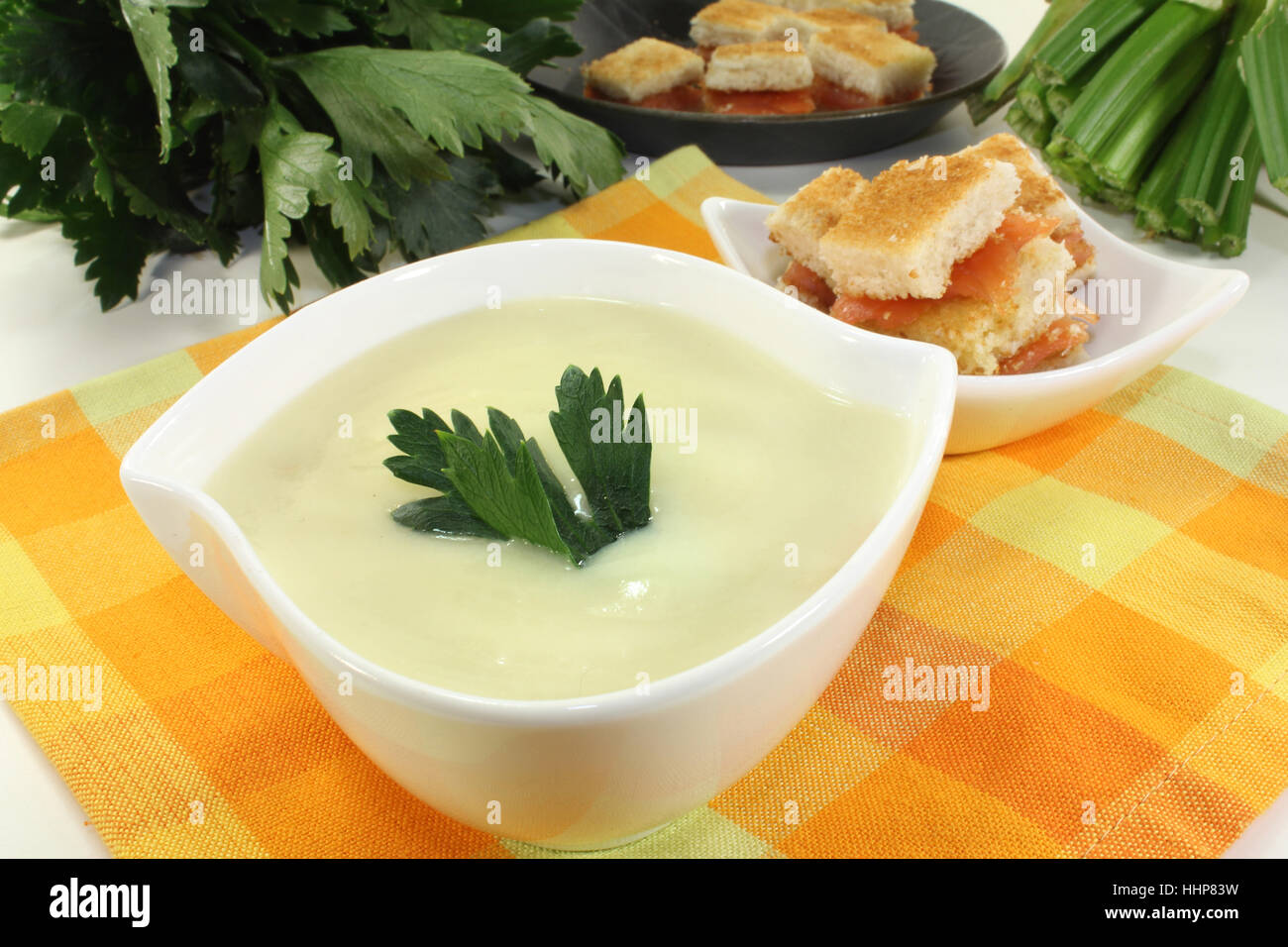Crema di zuppa di sedano con lachscroutons Foto Stock