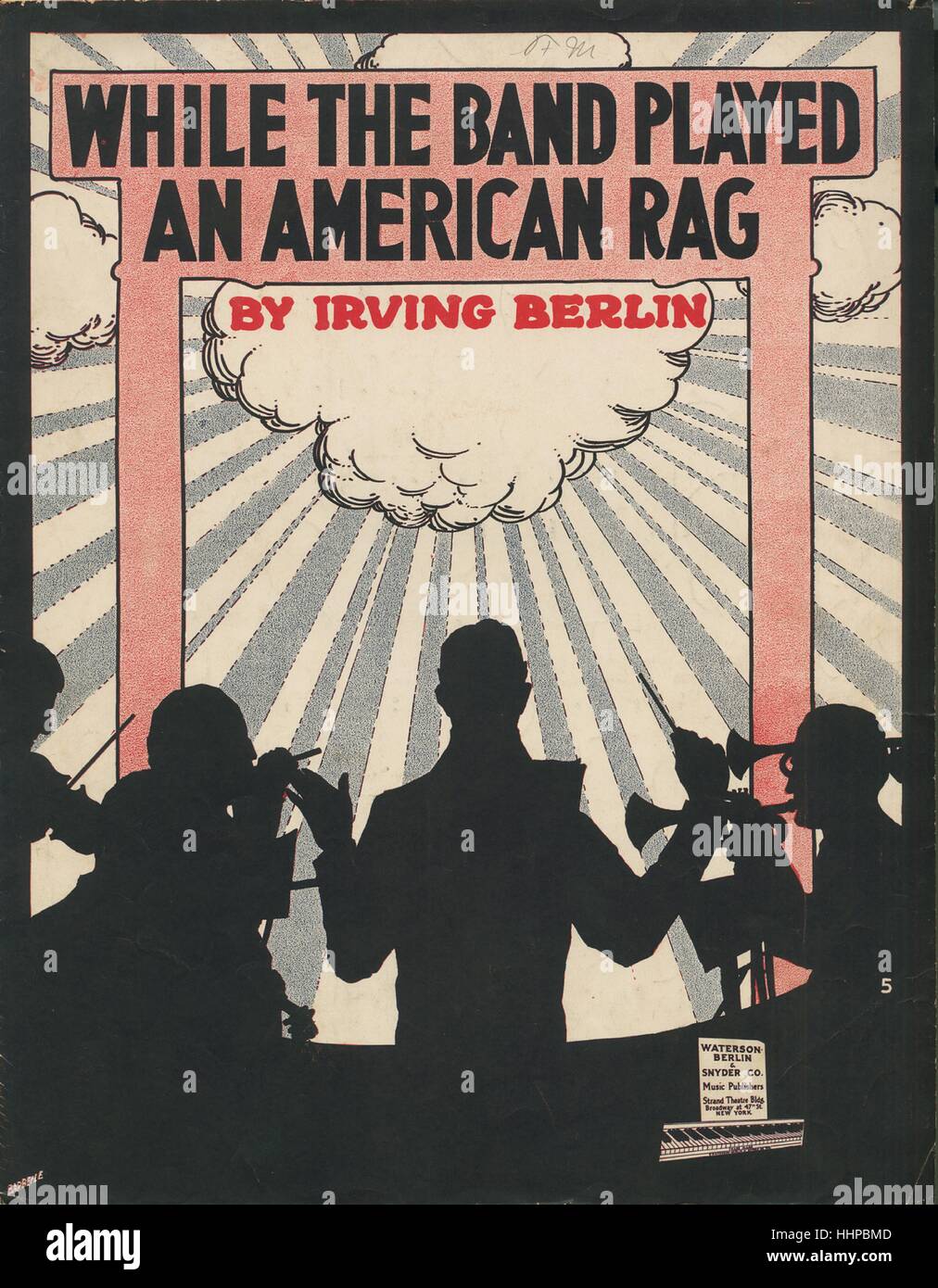 Foglio di musica immagine copertina della canzone "mentre la band ha suonato un American Rag", con paternitã originale lettura delle note "parole e musica da Irving Berlin", Stati Uniti, 1915. L'editore è elencato come 'Waterson, Berlino e Snyder Co., Strand Theatre Bldg., Broadway at 47th St', la forma della composizione è 'strofico con chorus', la strumentazione è 'pianoforte e voce", la prima linea recita "Ho avuto un sogno meraviglioso la notte scorsa, non ho mai visto una bella vista', e l'illustrazione artista è elencato come 'Barbelle; F.J. Lawson Co. N.Y.". Foto Stock