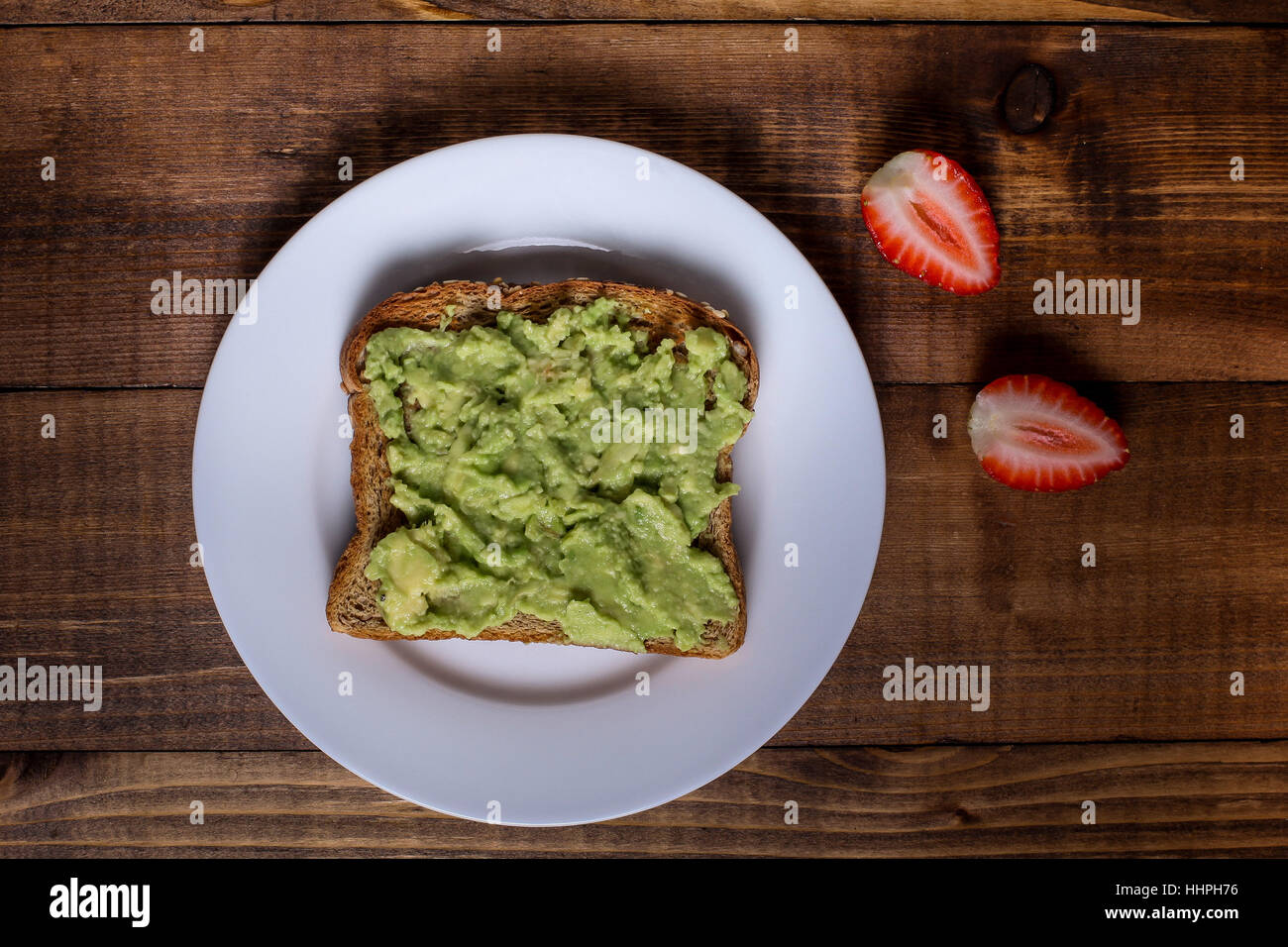 Toast con avocado spread e fragola Foto Stock