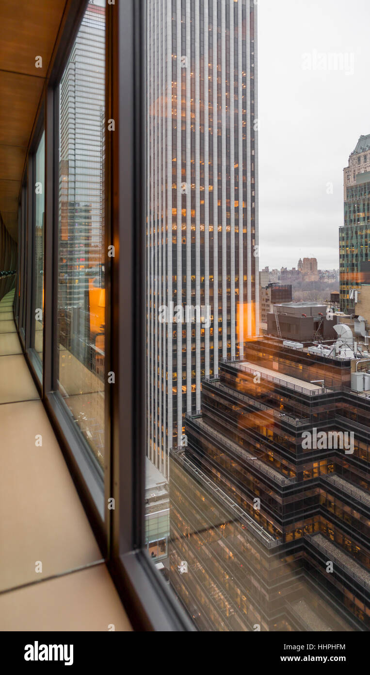 Lo skyline di New York vista con specchi e e windows Foto Stock