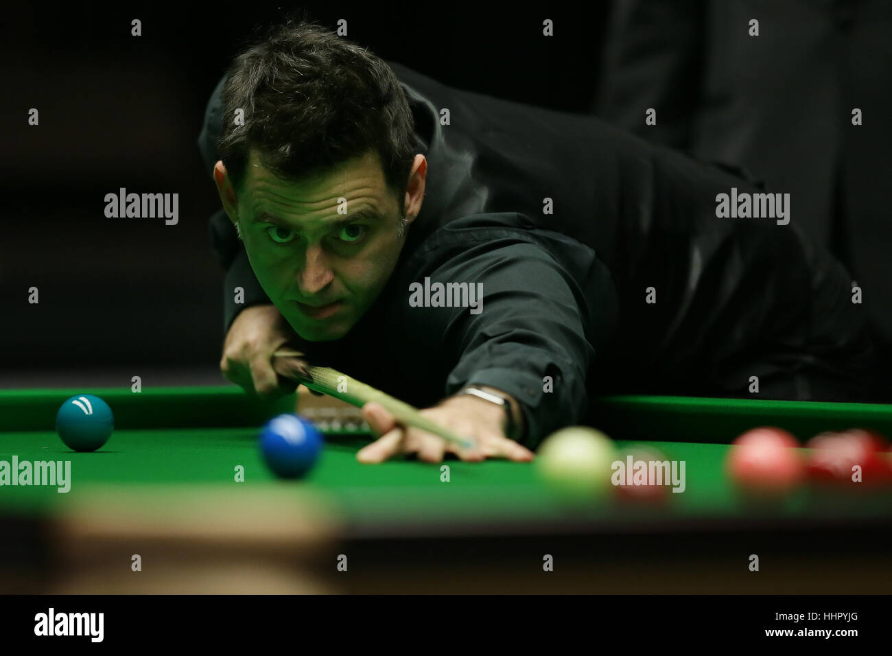 Londra, Regno Unito. Xix gen, 2017. Ronnie O'Sullivan di Inghilterra colpisce la sfera durante l'quarterfinal match con Neil Robertson di Australia di Snooker Masters 2017 all'Alexandra Palace di Londra, Regno Unito. O'Sullivan ha vinto 6-3. Credito: Tim Irlanda/Xinhua/Alamy Live News Foto Stock