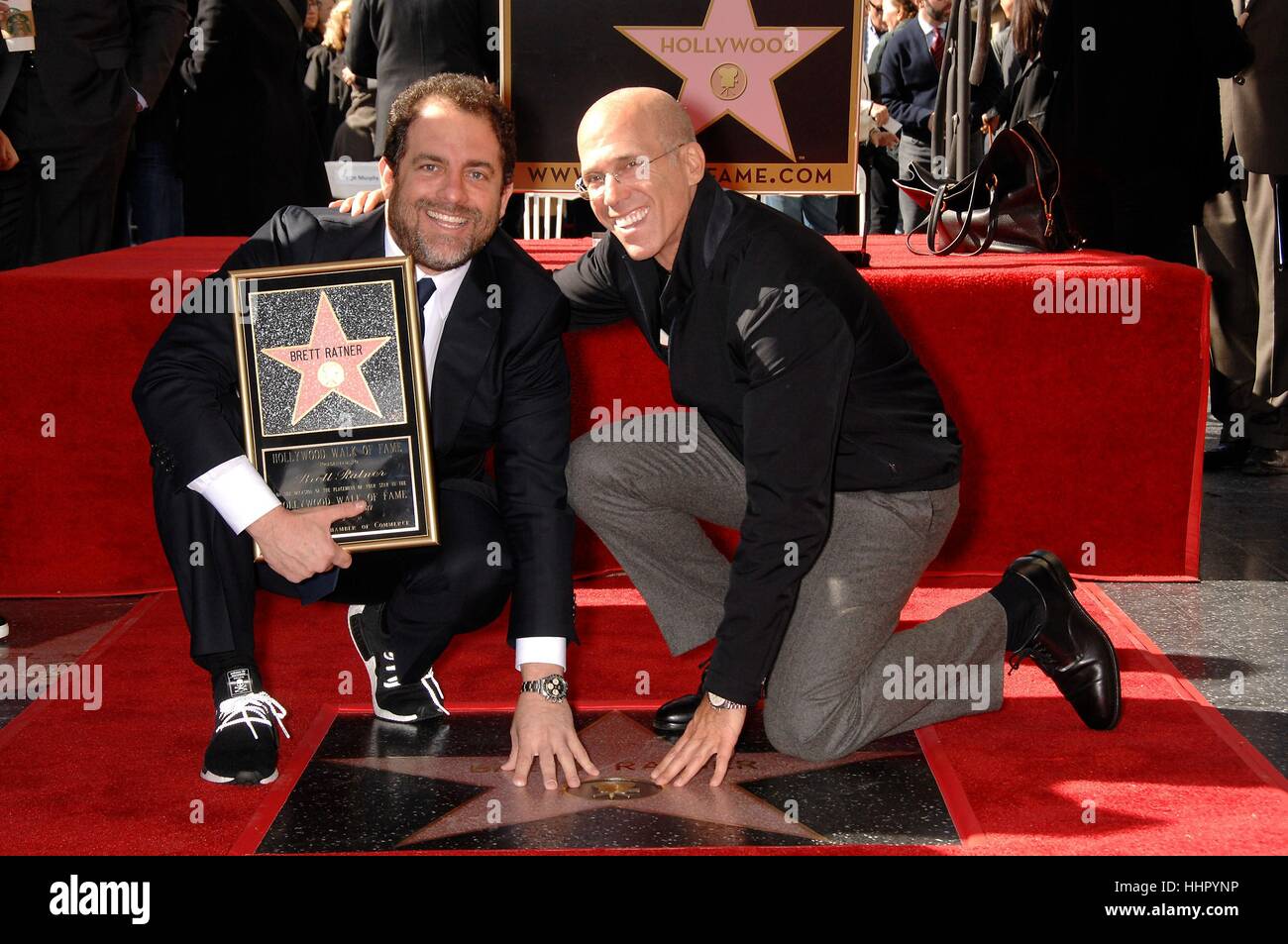 Los Angeles, Stati Uniti d'America. Xix gen, 2017. Brett Ratner, Jeffrey Katzenberg alla cerimonia di induzione per la sua stella sulla Hollywood Walk of Fame a Los Angeles. Credito: Michael Germana/Everett raccolta/Alamy Live News Foto Stock