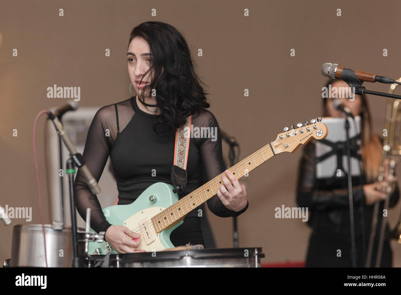 Miami, Stati Uniti d'America. 19 gennaio, 2017. Emily Estefan, figlia di Gloria e Emilio Estefan esegue al T.J. Martell Foundation carità Pranzo in Miami. Credito: la foto di accesso/Alamy Live News Foto Stock