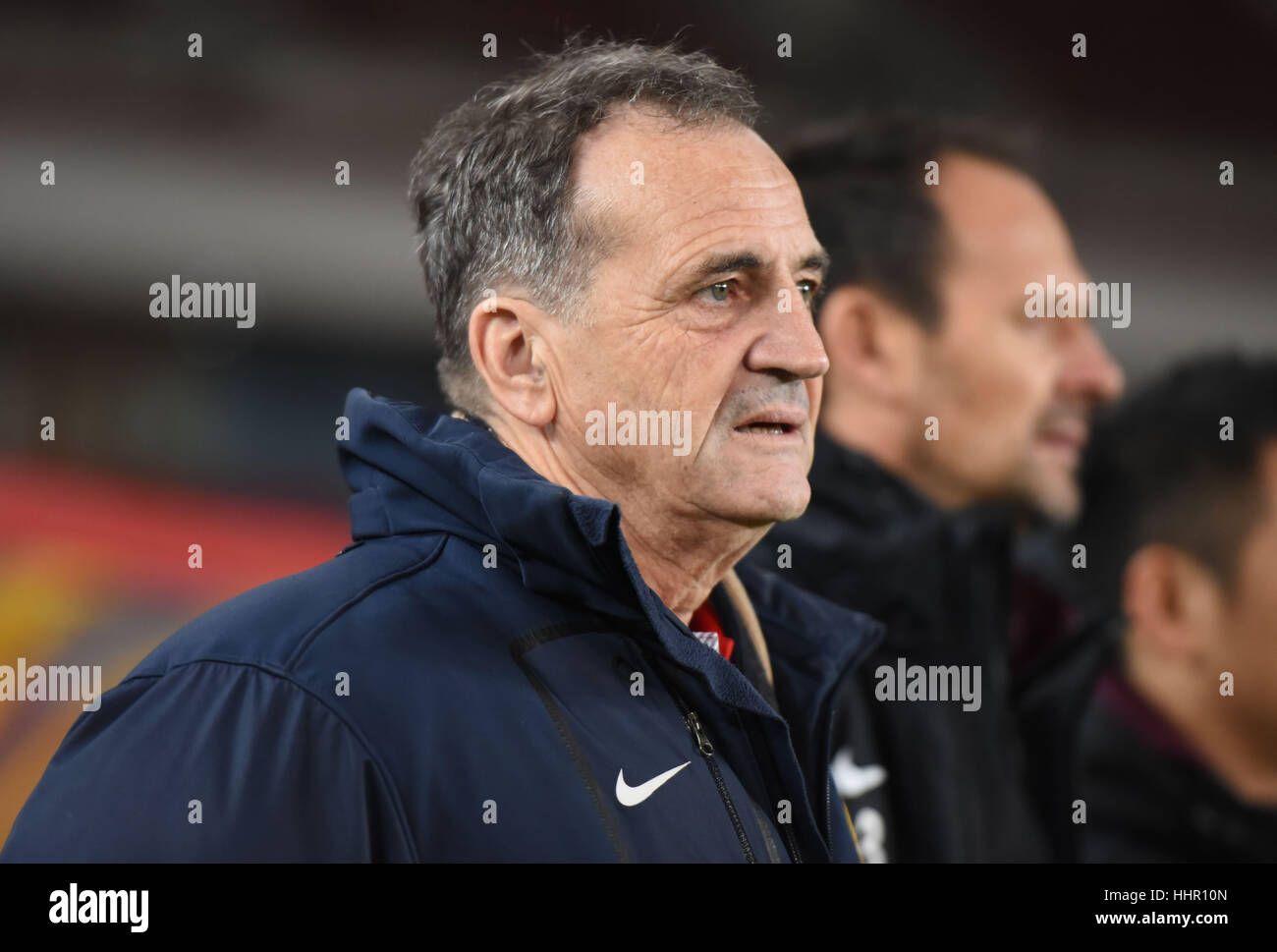 Foshan, Foshan, Cina. Xix gen, 2017. Foshan, CINA-gennaio 19 2017: (solo uso editoriale. Cina OUT) .femminile cinese di calcio nazionale allenatore della squadra di Bruno Bini orologi la partita di calcio in Foshan, Cina del sud della provincia di Guangdong, Gennaio 19th, 2017. I cinesi femminile ha sconfitto la Thailandia donne squadra alla partita di calcio in Foshan, Guangdong. Credito: SIPA Asia/ZUMA filo/Alamy Live News Foto Stock