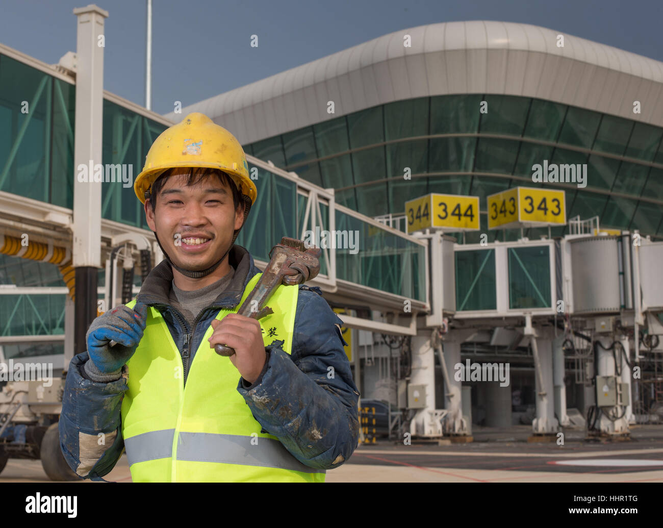 (170120)-- WUHAN, Gennaio 20, 2017 (Xinhua) -- Liu Rui, una installazione meccanica ed elettrica lavoratore, pone per le foto con il T3 terminale sito in costruzione presso l'Aeroporto Tianhe a Wuhan, capitale della Cina centrale della provincia di Hubei, Gennaio 19, 2017. Il terminale, con l'installazione meccanica ed elettrica principalmente completa, saranno messi in uso entro il prossimo mese di marzo. I lavoratori di questo progetto il giovedì ha posato per le foto con la costruzione del sito prima di tornare a casa per il ricongiungimento familiare. (Xinhua/Ke Hao) (xzy) Foto Stock
