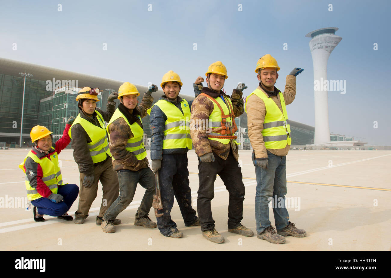 (170120)-- WUHAN, Gennaio 20, 2017 (Xinhua) -- i lavoratori di installazione meccanica ed elettrica comportano per le foto con il T3 terminale sito in costruzione presso l'Aeroporto Tianhe a Wuhan, capitale della Cina centrale della provincia di Hubei, Gennaio 19, 2017. Il terminale, con l'installazione meccanica ed elettrica principalmente completa, saranno messi in uso entro il prossimo mese di marzo. I lavoratori di questo progetto il giovedì ha posato per le foto con la costruzione del sito prima di tornare a casa per il ricongiungimento familiare. (Xinhua/Ke Hao) (xzy) Foto Stock