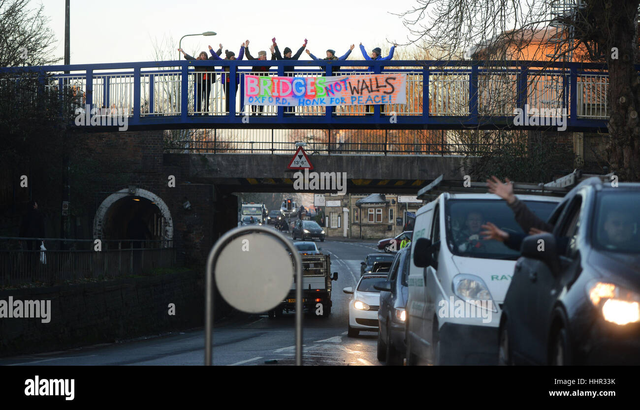 Oxford, Regno Unito. Il 20 gennaio 2017. Ponti e non muri banner estratte dalla stazione ferroviaria bridge come pendolari drive in Oxford 8:30 questa mattina. 20.01.17 Credito: Richard Cave/Alamy Live News Foto Stock