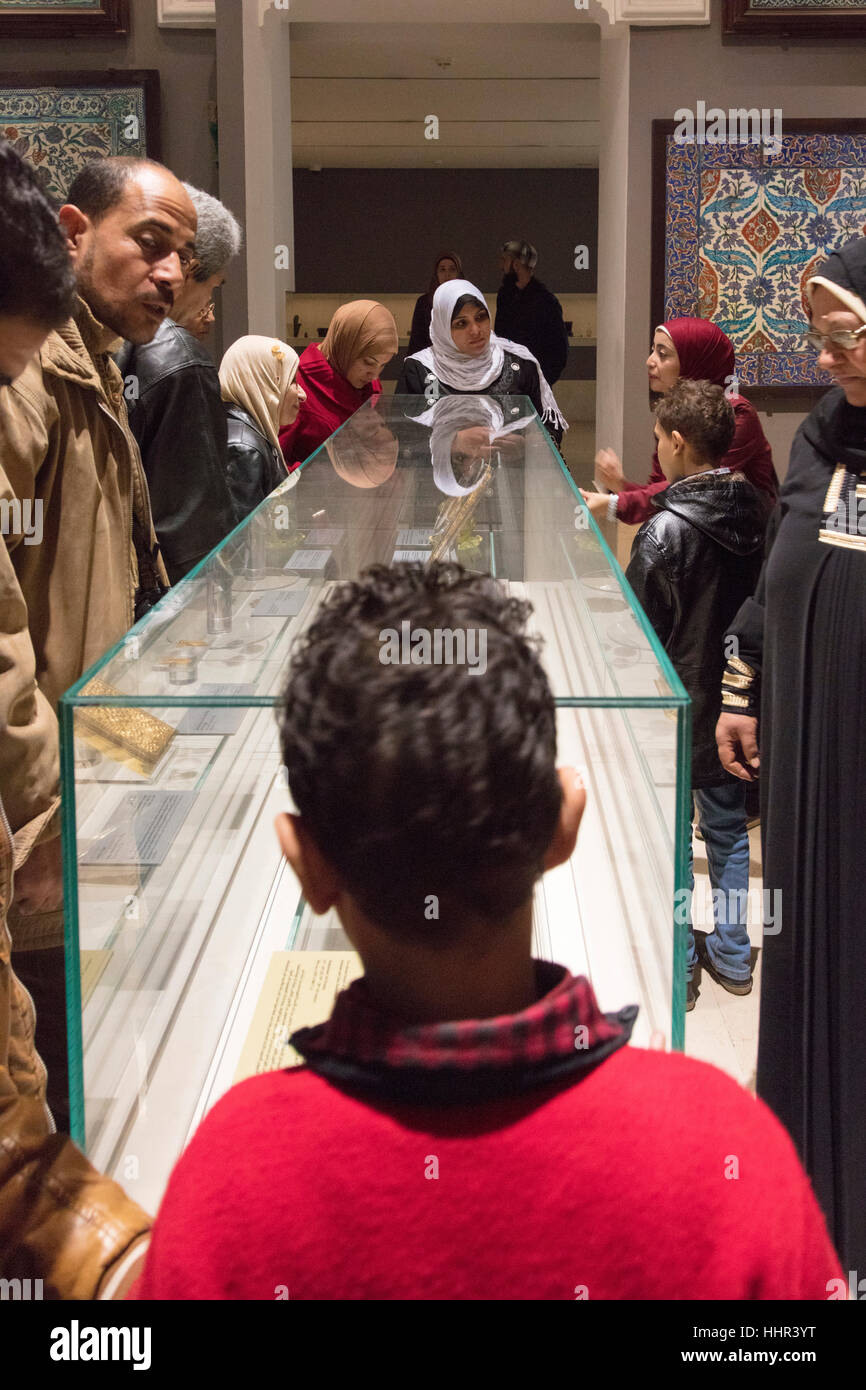 Il Cairo, Egitto, 20 gennaio 2017. Cairenes tornare per il museo di arte islamica che riapre oggi al pubblico quattro anni dopo che una bomba è esplosa al di fuori della stazione di polizia di fronte. Foto Stock