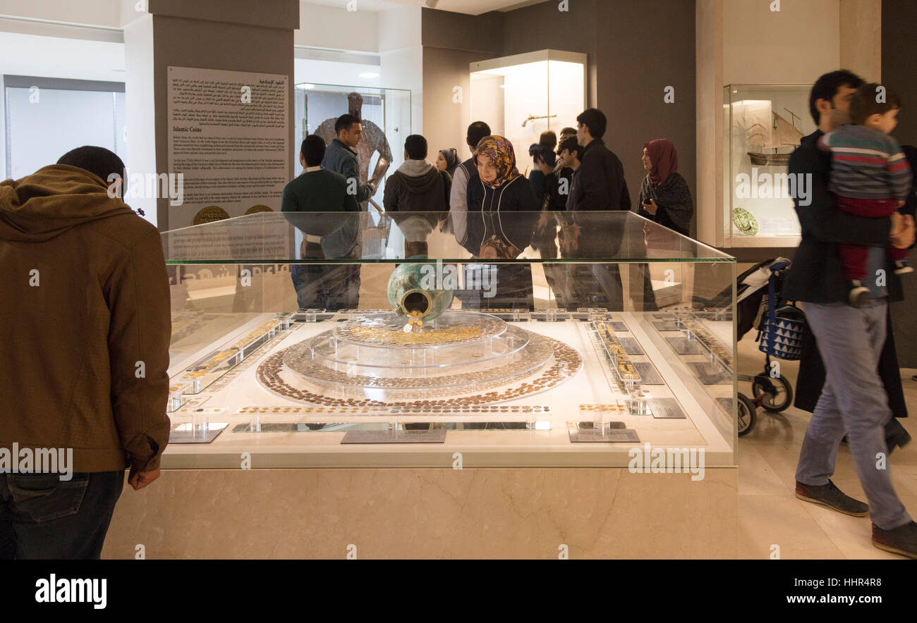 Il Cairo, Egitto, 20 gennaio 2017. Cairenes tornare per il museo di arte islamica che riapre oggi al pubblico quattro anni dopo che una bomba è esplosa al di fuori della stazione di polizia di fronte. Foto Stock