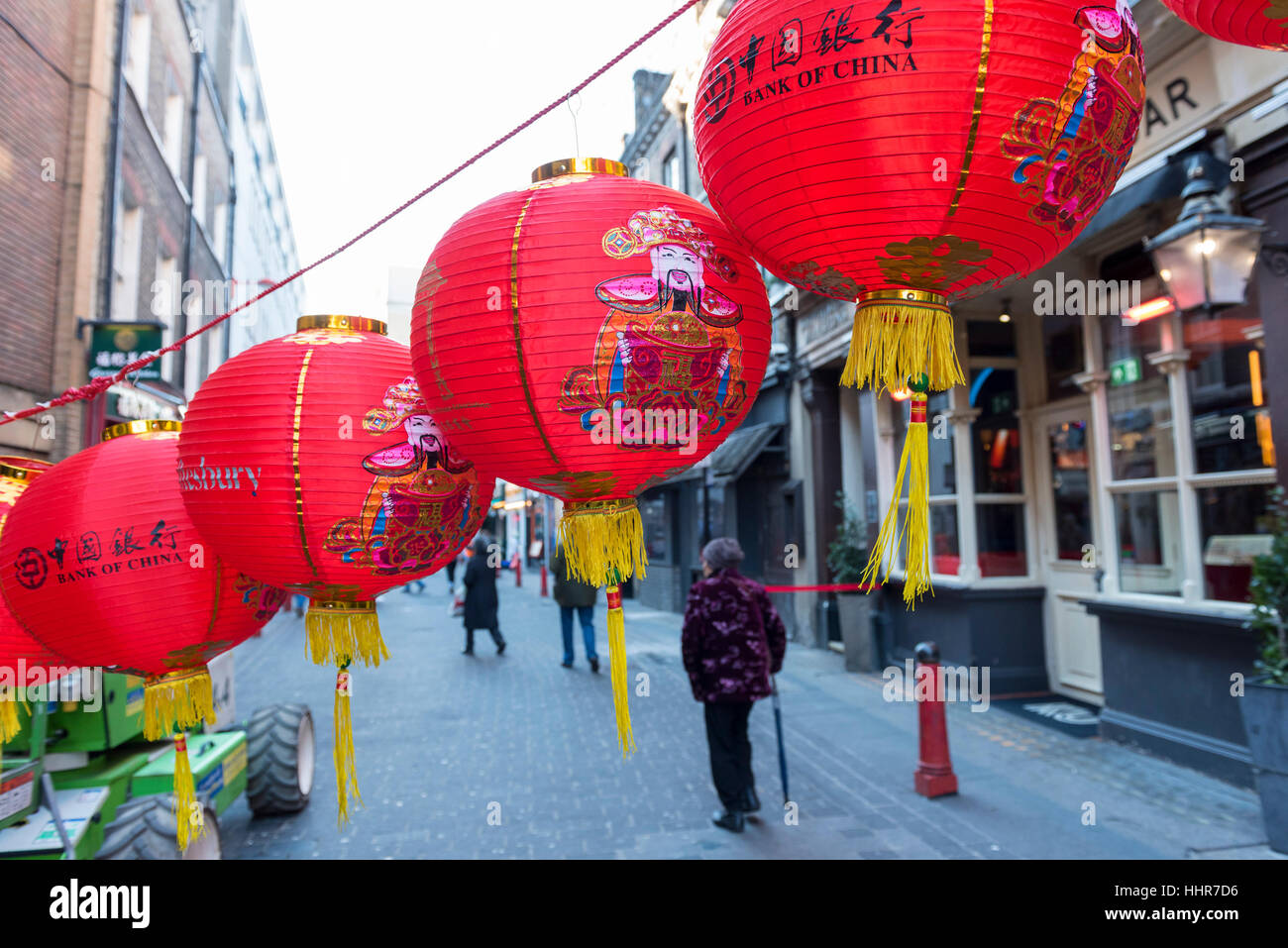 Londra, Regno Unito. Xx gen, 2017. I preparativi sono in corso in Chinatown per il Capodanno cinese con la sospensione del sovraccarico di cerimoniale lanterne di carta. Il 29 gennaio, migliaia di ben wishers discenderà sulla zona per celebrare l Anno del Gallo. Credito: Stephen Chung/Alamy Live News Foto Stock