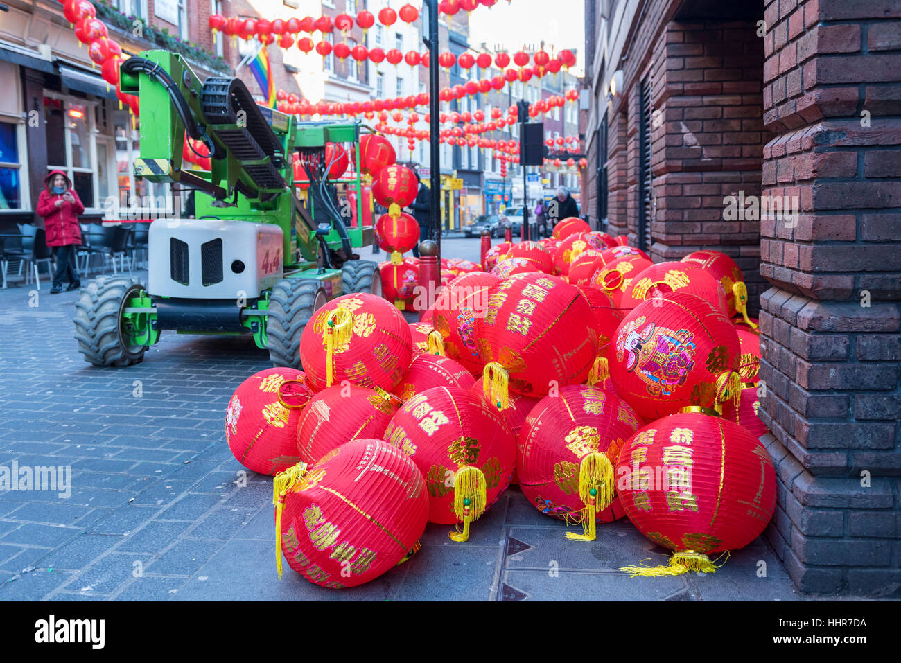 Londra, Regno Unito. Xx gen, 2017. I preparativi sono in corso in Chinatown per il nuovo anno cinese come cerimoniale lanterne di carta sono assemblati prima di essere sospesi overhead. Il 29 gennaio, migliaia di ben wishers discenderà sulla zona per celebrare l Anno del Gallo. Credito: Stephen Chung/Alamy Live News Foto Stock