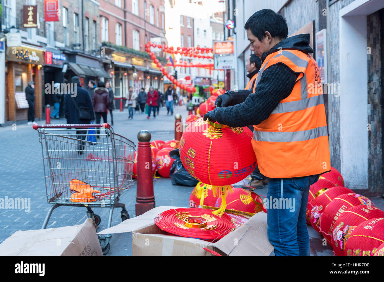 Londra, Regno Unito. Xx gen, 2017. I preparativi sono in corso in Chinatown per il nuovo anno cinese come cerimoniale lanterne di carta vengono assemblati da un operaio prima di essere sospesi overhead. Il 29 gennaio, migliaia di ben wishers discenderà sulla zona per celebrare l Anno del Gallo. Credito: Stephen Chung/Alamy Live News Foto Stock