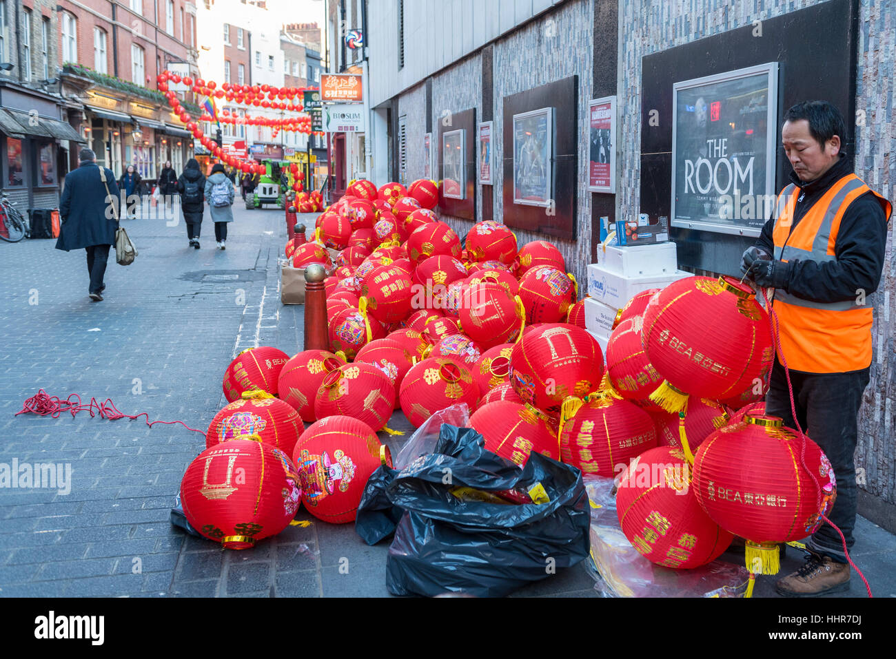 Londra, Regno Unito. Xx gen, 2017. I preparativi sono in corso in Chinatown per il nuovo anno cinese come cerimoniale lanterne di carta vengono assemblati da un operaio prima di essere sospesi overhead. Il 29 gennaio, migliaia di ben wishers discenderà sulla zona per celebrare l Anno del Gallo. Credito: Stephen Chung/Alamy Live News Foto Stock