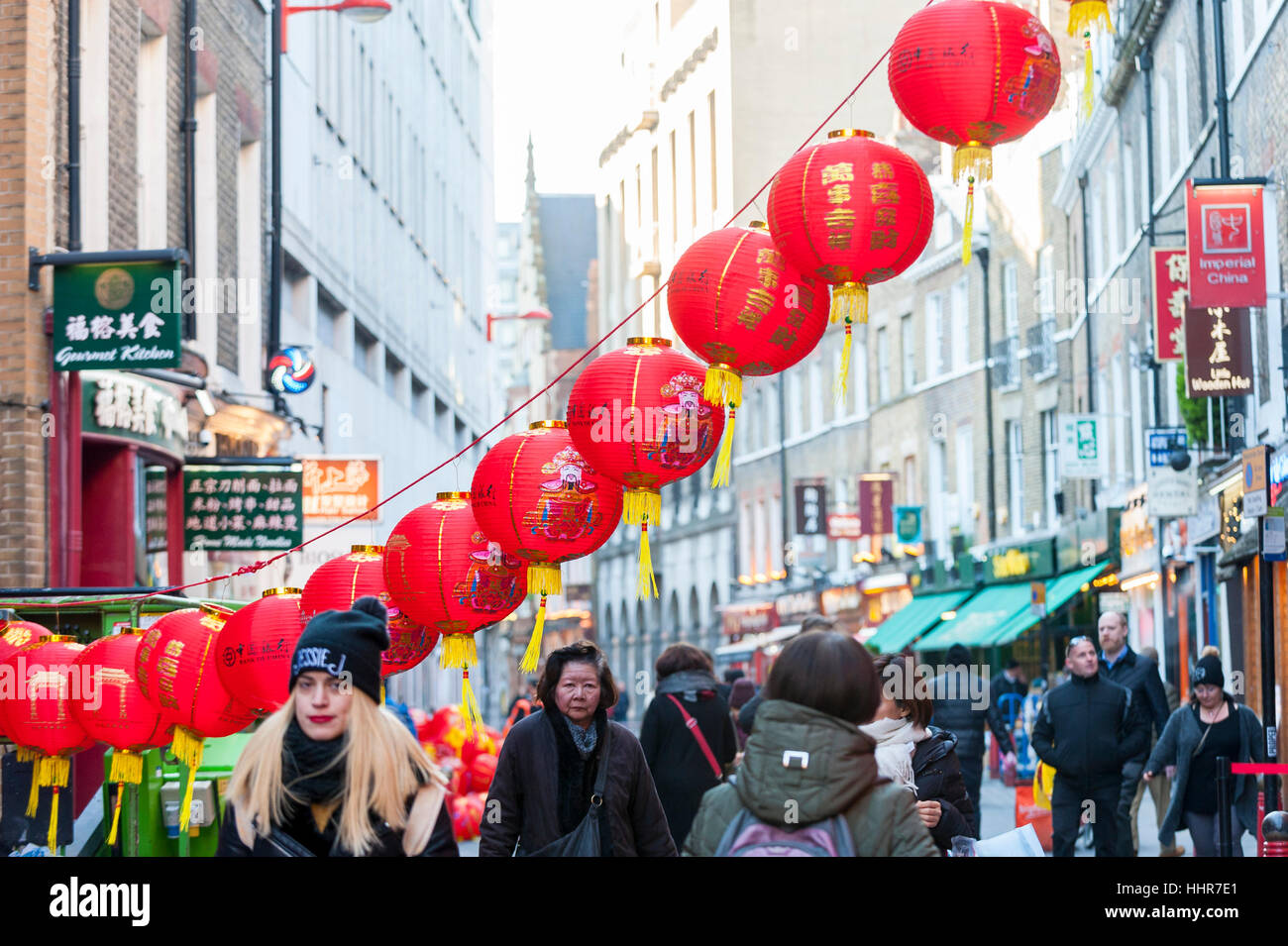 Londra, Regno Unito. Xx gen, 2017. I preparativi sono in corso in Chinatown per il Capodanno cinese con la sospensione del sovraccarico di cerimoniale lanterne di carta. Il 29 gennaio, migliaia di ben wishers discenderà sulla zona per celebrare l Anno del Gallo. Credito: Stephen Chung/Alamy Live News Foto Stock