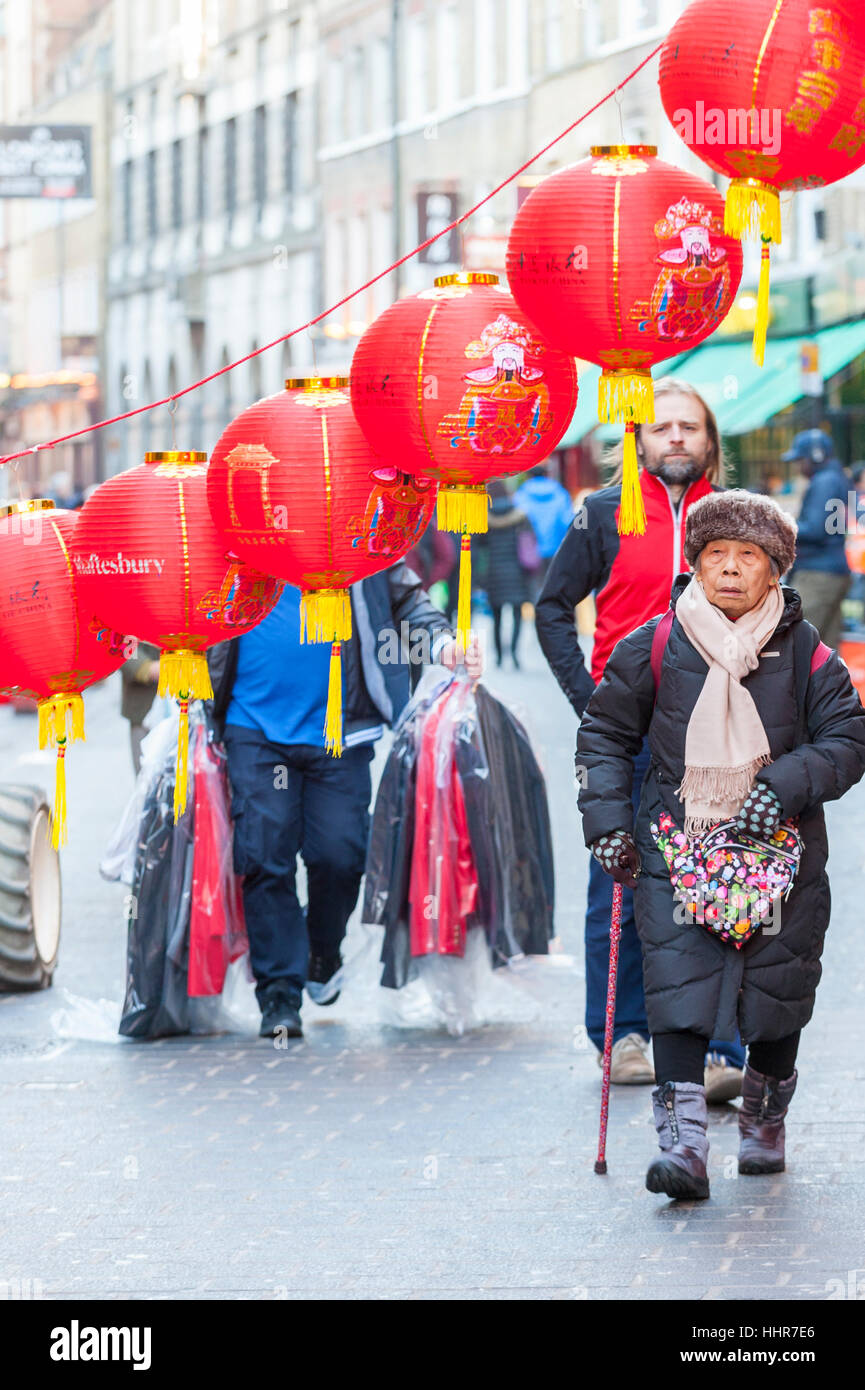 Londra, Regno Unito. Xx gen, 2017. I preparativi sono in corso in Chinatown per il Capodanno cinese con la sospensione del sovraccarico di cerimoniale lanterne di carta. Il 29 gennaio, migliaia di ben wishers discenderà sulla zona per celebrare l Anno del Gallo. Credito: Stephen Chung/Alamy Live News Foto Stock