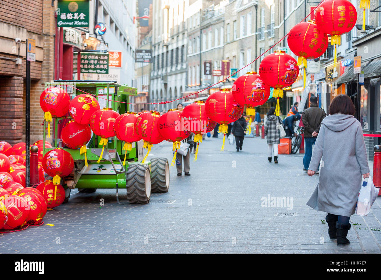 Londra, Regno Unito. Xx gen, 2017. I preparativi sono in corso in Chinatown per il nuovo anno cinese come cerimoniale lanterne di carta sono assemblati prima di essere sospesi overhead. Il 29 gennaio, migliaia di ben wishers discenderà sulla zona per celebrare l Anno del Gallo. Credito: Stephen Chung/Alamy Live News Foto Stock