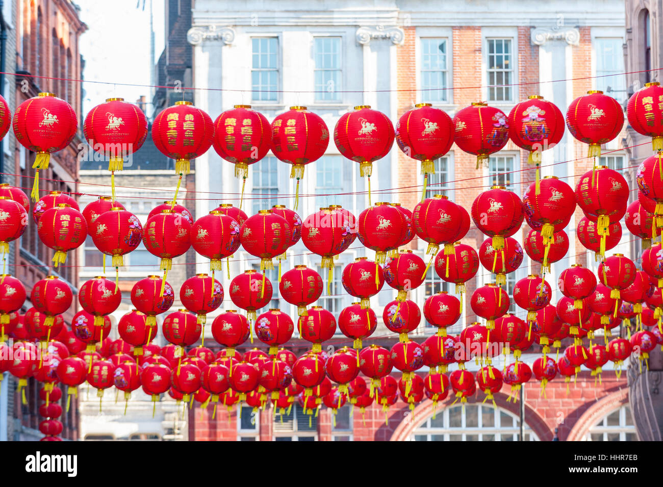 Londra, Regno Unito. Xx gen, 2017. I preparativi sono in corso in Chinatown per il Capodanno cinese con la sospensione del sovraccarico di cerimoniale lanterne di carta. Il 29 gennaio, migliaia di ben wishers discenderà sulla zona per celebrare l Anno del Gallo. Credito: Stephen Chung/Alamy Live News Foto Stock