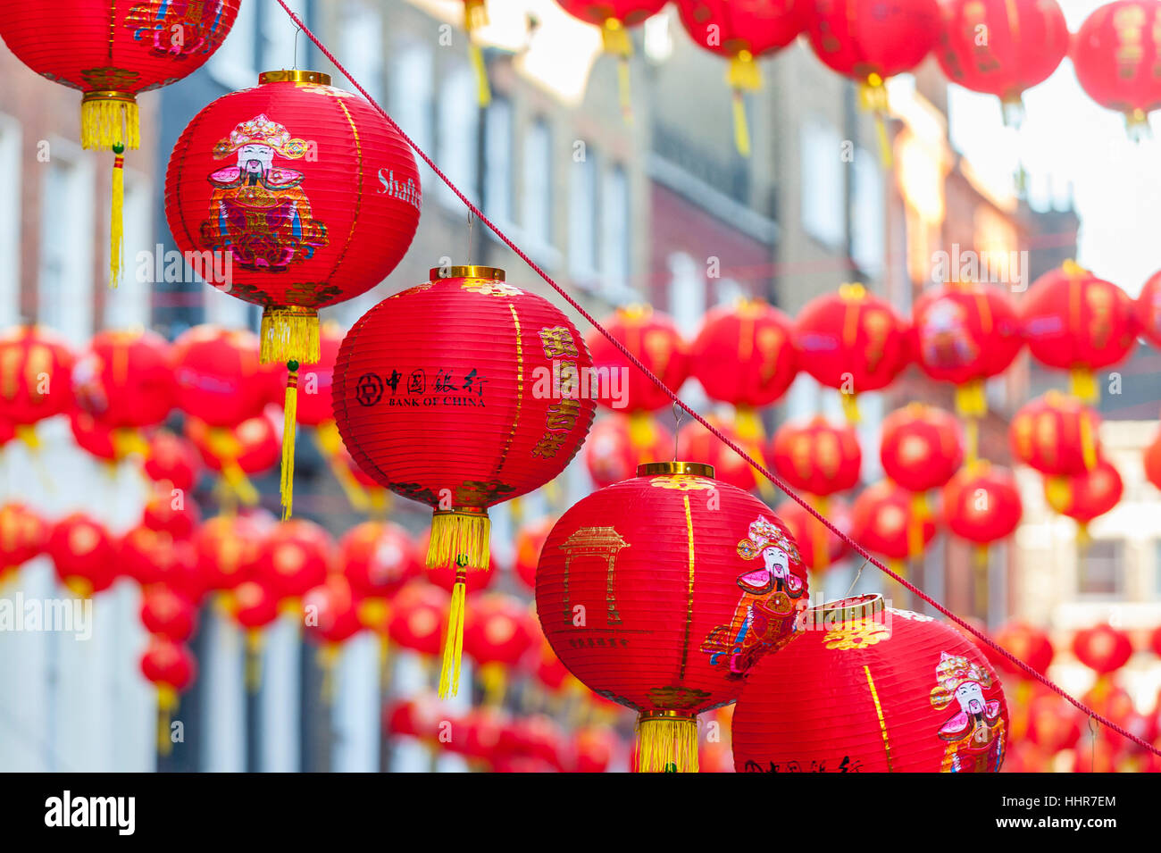 Londra, Regno Unito. Xx gen, 2017. I preparativi sono in corso in Chinatown per il Capodanno cinese con la sospensione del sovraccarico di cerimoniale lanterne di carta. Il 29 gennaio, migliaia di ben wishers discenderà sulla zona per celebrare l Anno del Gallo. Credito: Stephen Chung/Alamy Live News Foto Stock