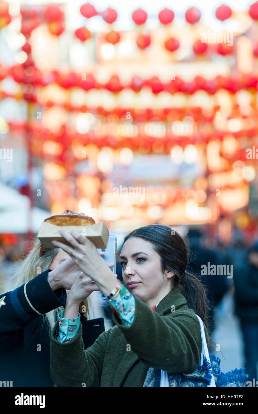 Londra, Regno Unito. Xx gen, 2017. I turisti prendono un selfie come preparazioni avvengono in Chinatown per il Capodanno cinese con la sospensione del sovraccarico di cerimoniale lanterne di carta. Il 29 gennaio, migliaia di ben wishers discenderà sulla zona per celebrare l Anno del Gallo. Credito: Stephen Chung/Alamy Live News Foto Stock