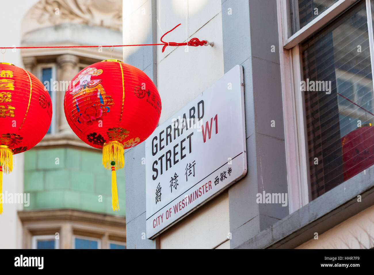 Londra, Regno Unito. Xx gen, 2017. I preparativi sono in corso in Chinatown per il Capodanno cinese con la sospensione del sovraccarico di cerimoniale lanterne di carta in Gerrard Street. Il 29 gennaio, migliaia di ben wishers discenderà sulla zona per celebrare l Anno del Gallo. Credito: Stephen Chung/Alamy Live News Foto Stock