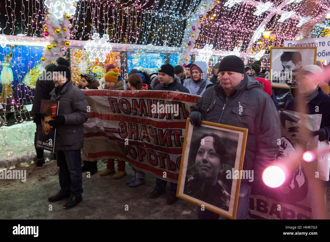 Mosca, Russia. Xix gen, 2017. Il russo attivista per i diritti umani Lev Ponomaryov (L) prende parte a marzo in memoria di avvocato Stanislav Markelov e giornalista Anastasia Baburova. Markelov e Baburova erano stati uccisi il 19 gennaio 2009 nel centro di Mosca. Credito: Victor Vytolskiy/Alamy Live News Foto Stock